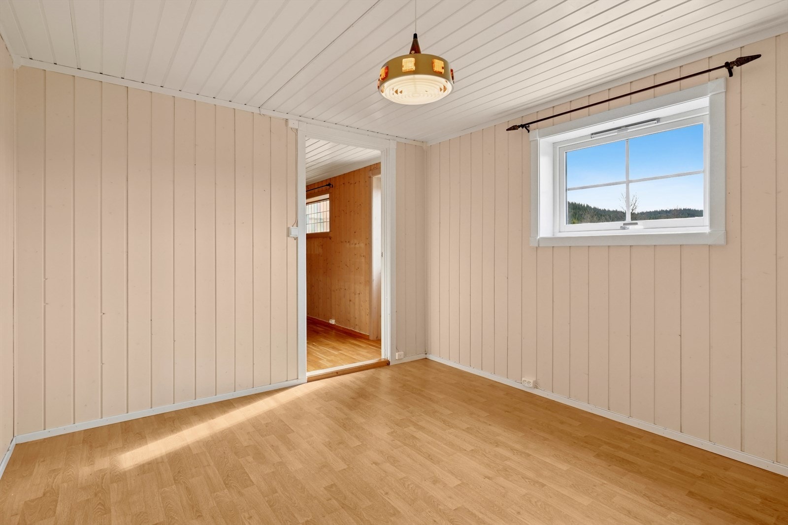 Soverom i kjelleretasjen - (Se mer utfyllende informasjon angående lovlighet under punktet "ferdigattest/brukstillatelse" i salgsoppgaven) Galleribilde