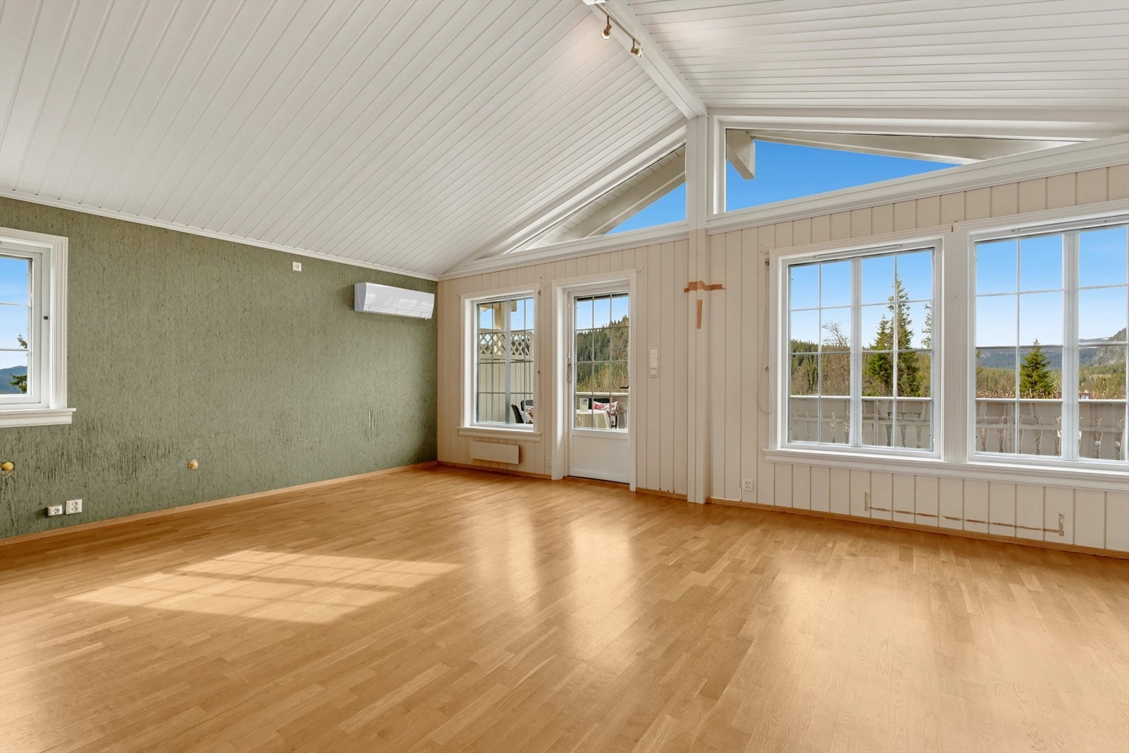 Store vindusflater som lar dagslyset flyte fritt. Galleribilde