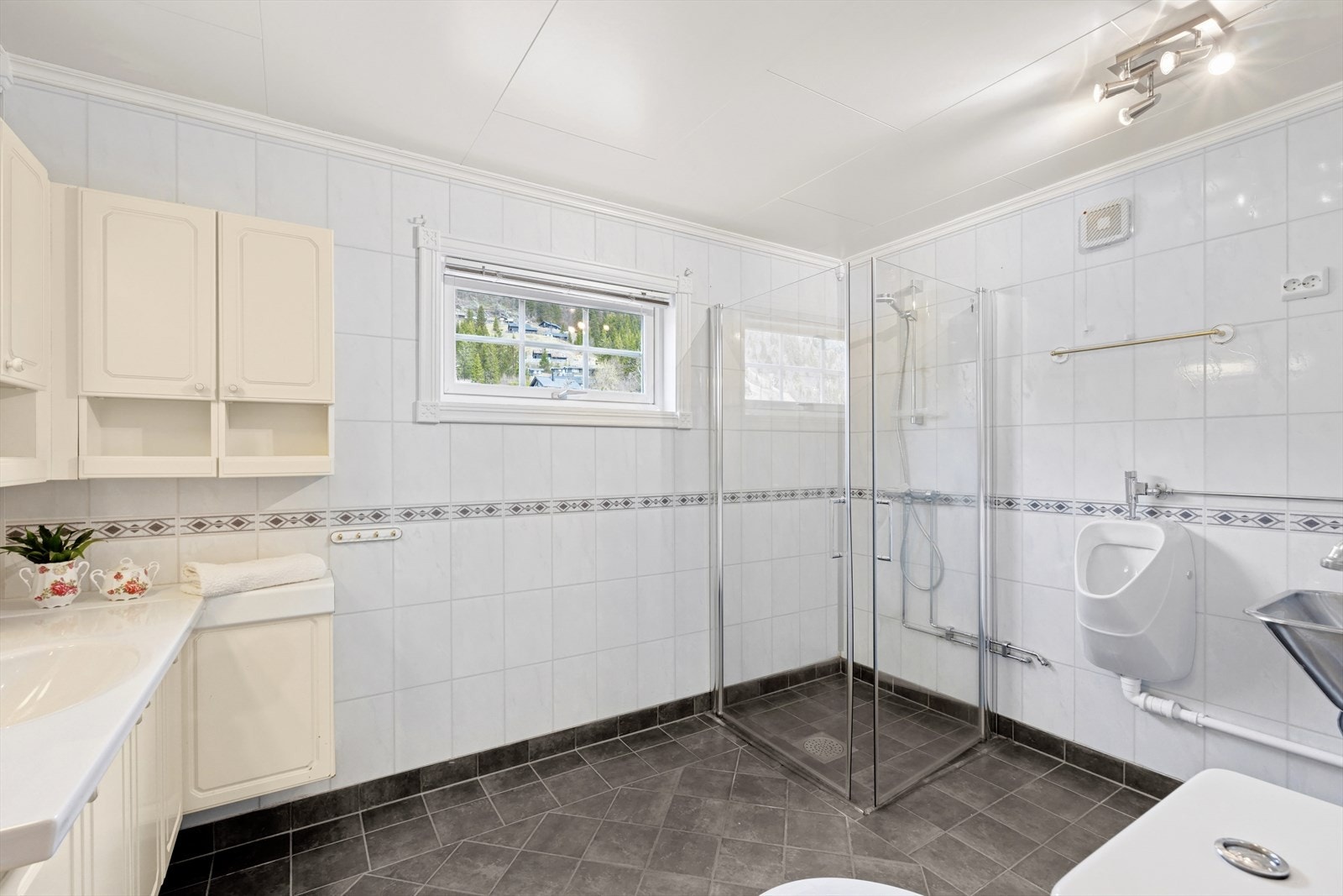 Største badet - Med moderne innredning og god plass. Galleribilde