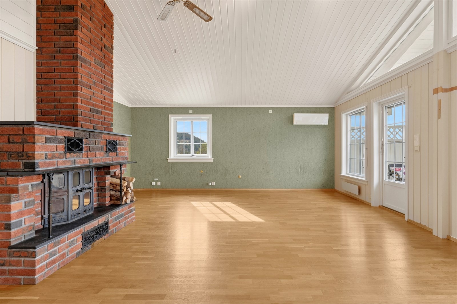 Stue med peis - Skaper en varm og innbydende atmosfære. Galleribilde