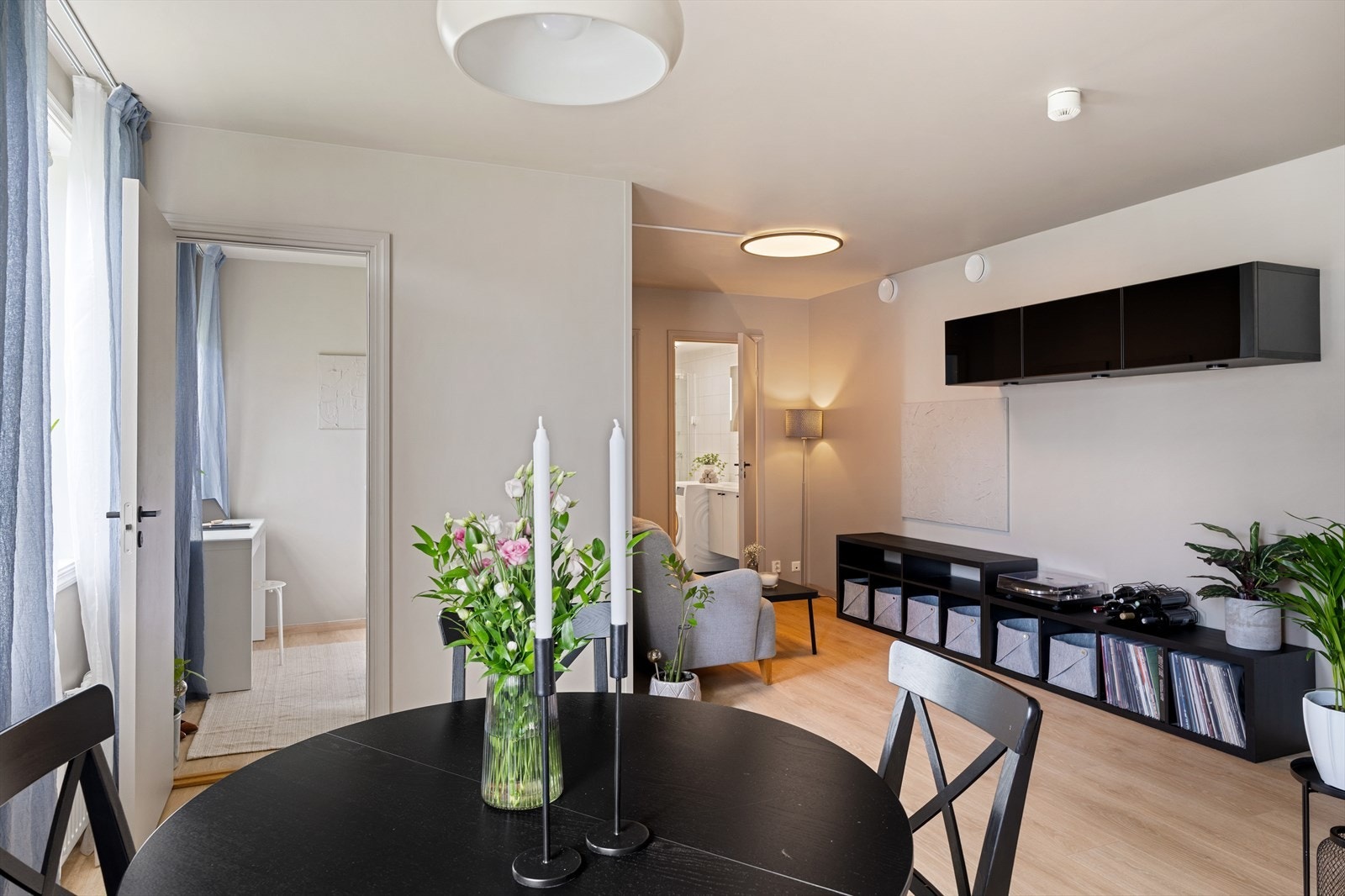 Leiligheten har en tilbaketrukket, men samtidig sentral beliggenhet med korte avstander til kollektiv transport, dagligvare og Trondheim sentrum. Galleribilde