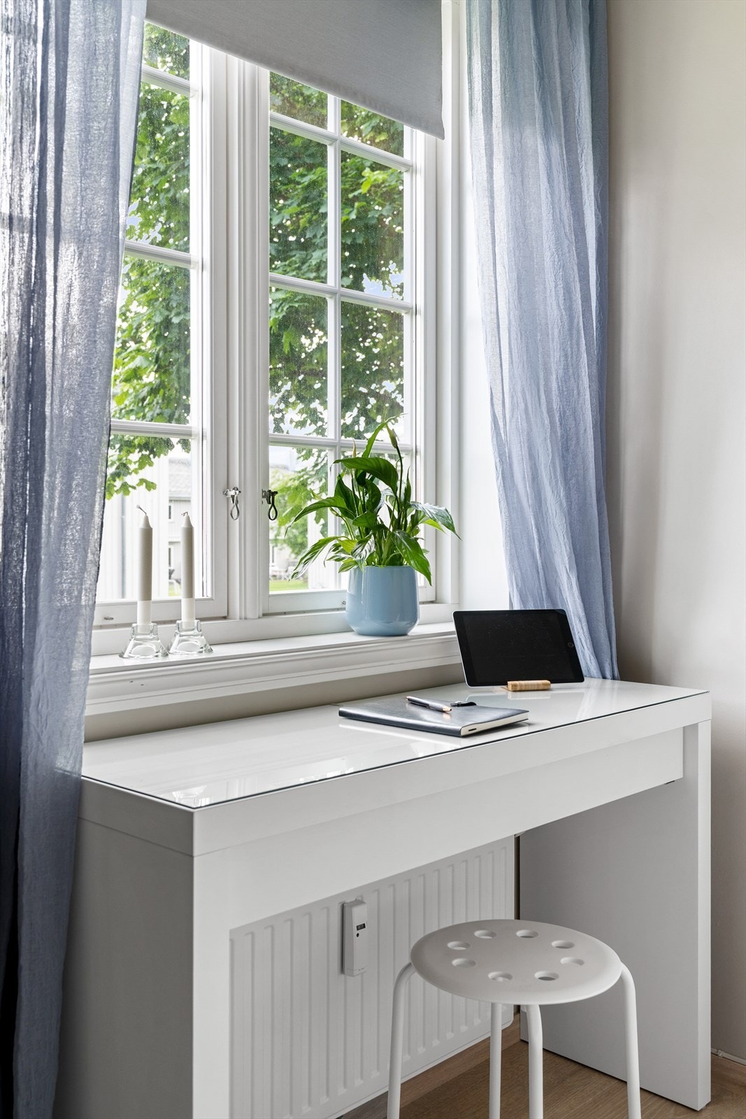 Det er god plass til garderobeskap, skrivepult m.m. på soverommene. Leiligheten egner seg godt for studenter og førstegangskjøpere. Galleribilde