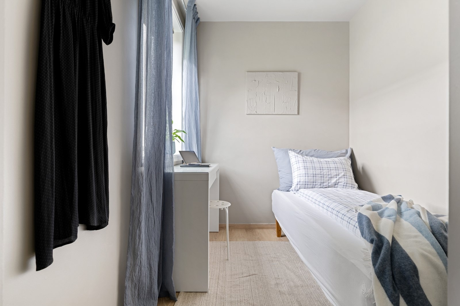 Gjesterom på ca. 5kvm. Begge rom ligger vendt mot rolig friareal på borettslagets tomt. Galleribilde