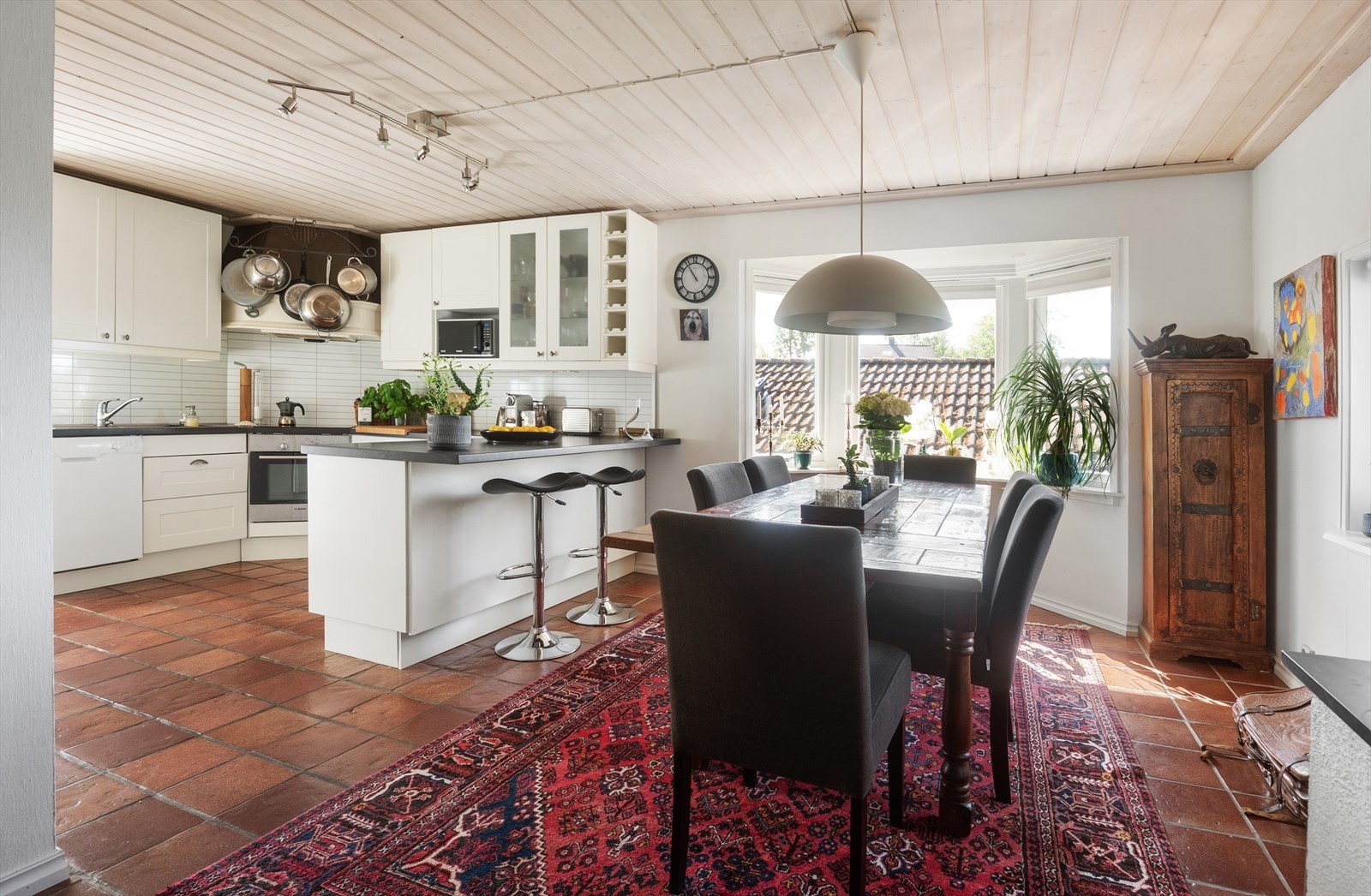 Hyggelig kjøkken/spisestue av god størrelse. Galleribilde