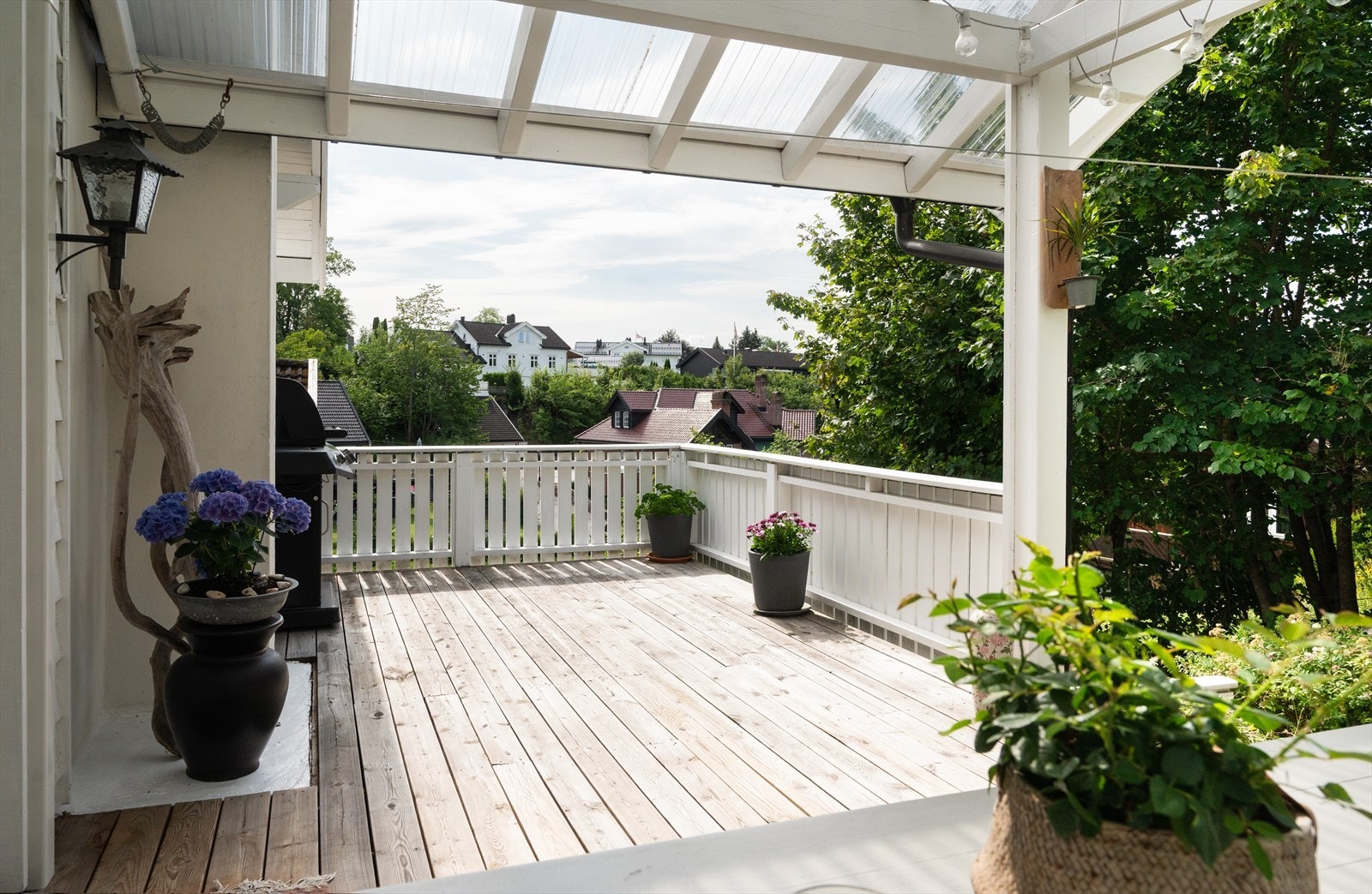 God plass til utemøbler, blomster, grill e.l. Galleribilde