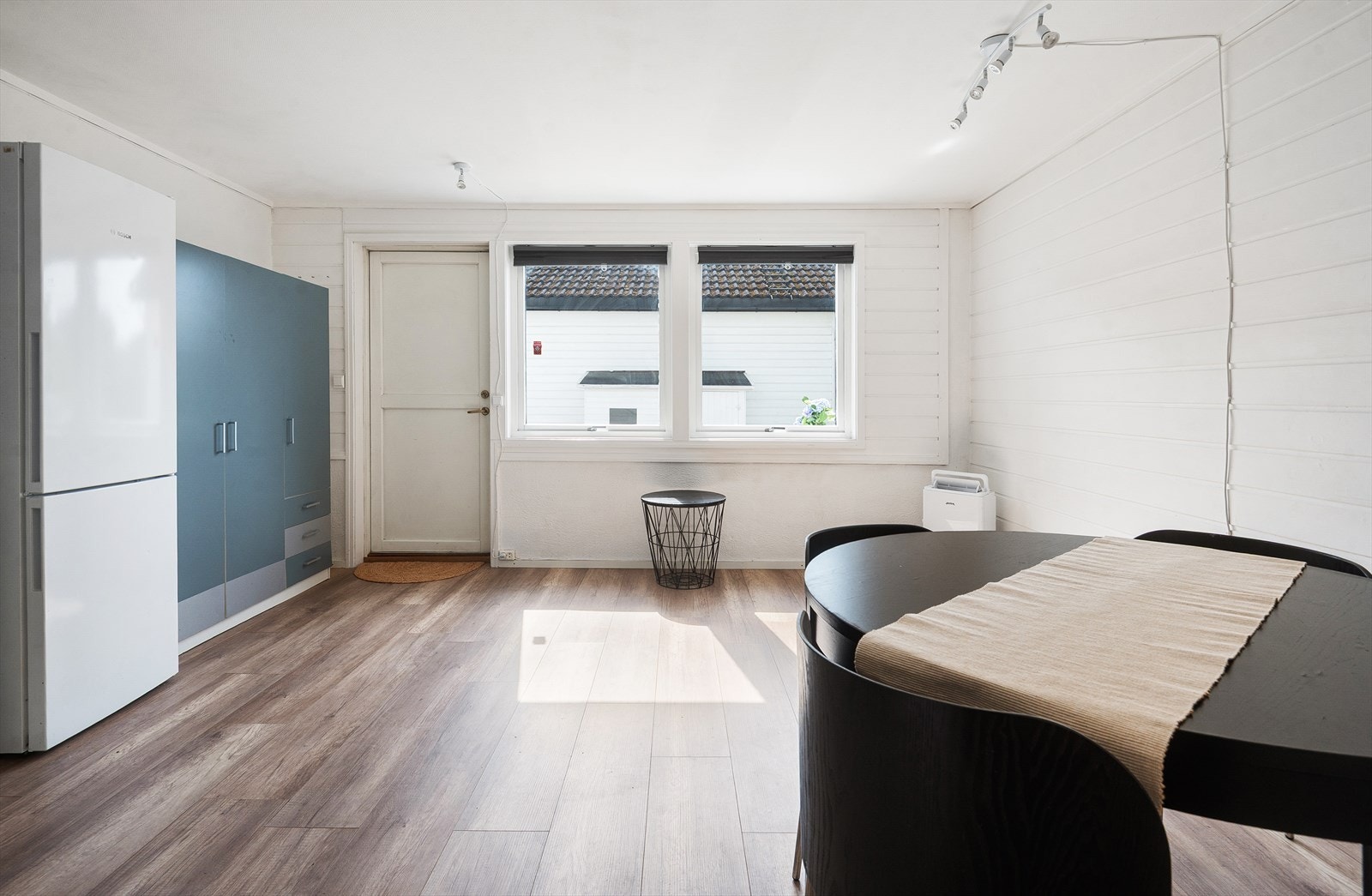 Boligen har mye potensiale og boder i underetasje er innredet til hybel, dog. ikke omsøk, men godkjent som stue per dd. Galleribilde