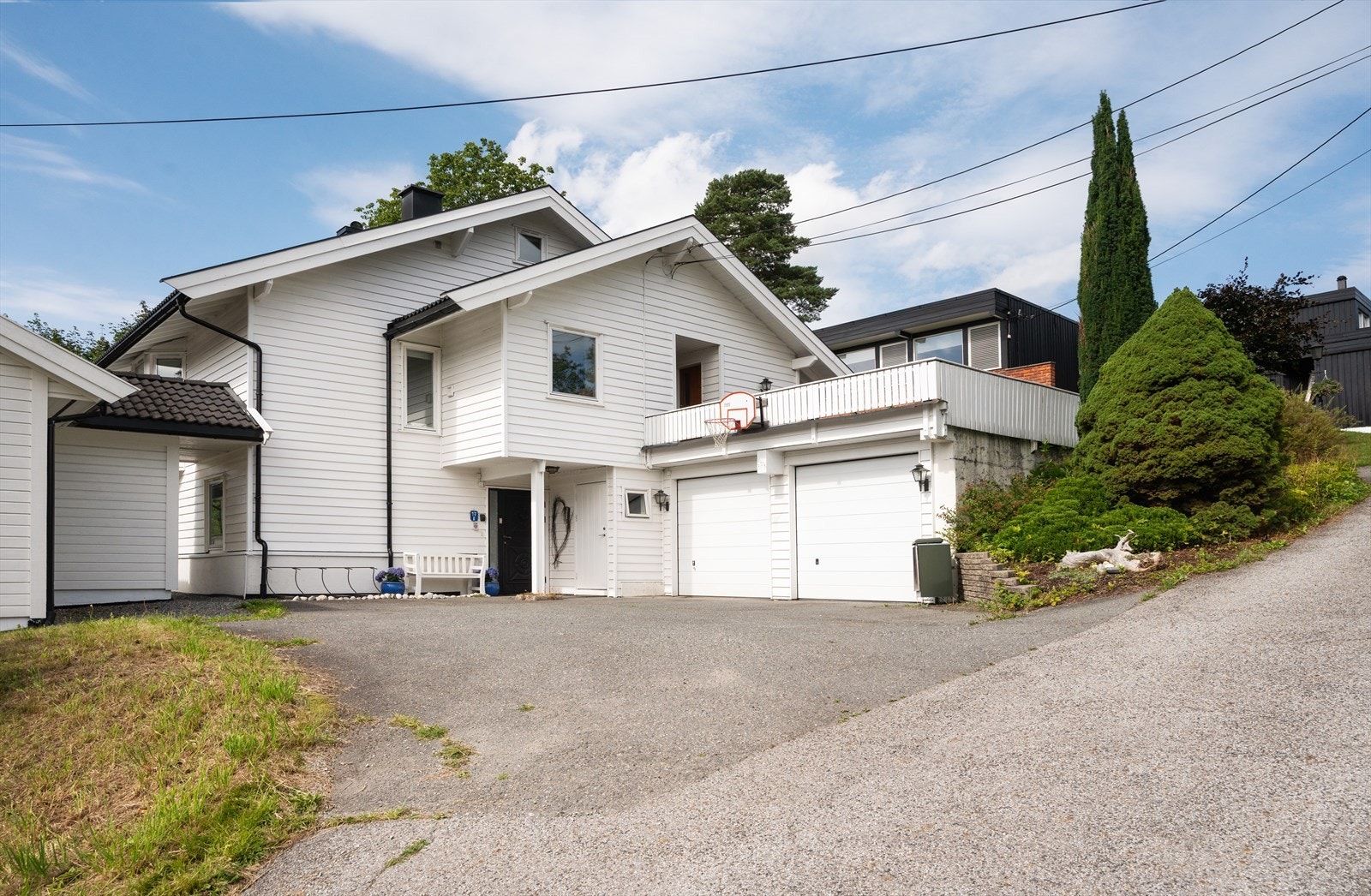 Boligen har en dobbelgarasje med to porter. Galleribilde