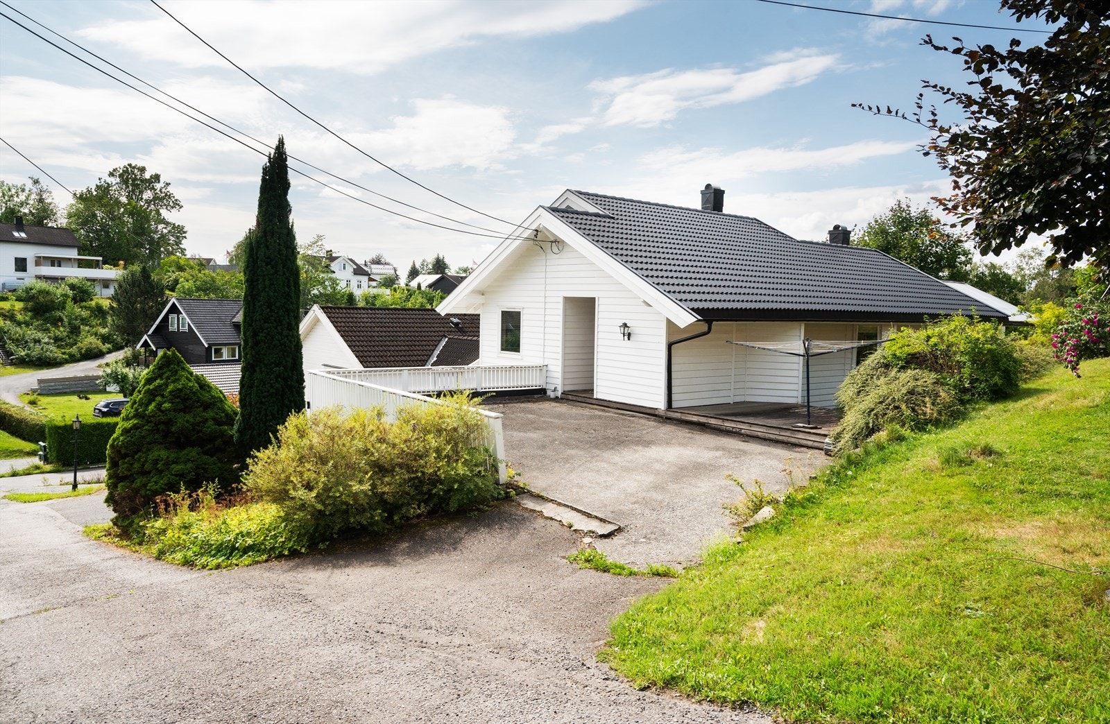 Boligen ligger tilbaketrukket til i rolige og naturskjønne omgivelser. Galleribilde