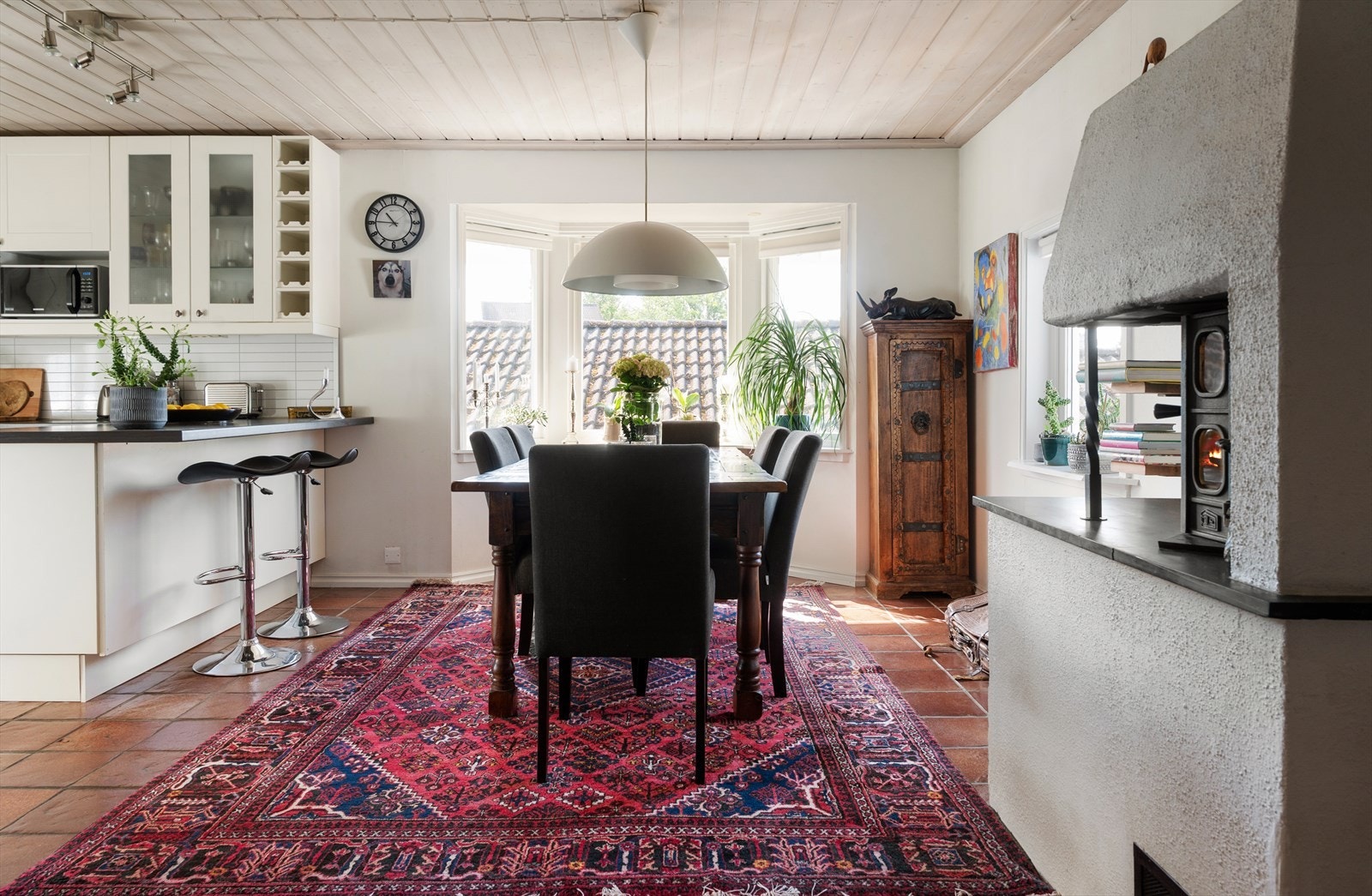 Hyggelig peis på kjøkkenet. Galleribilde