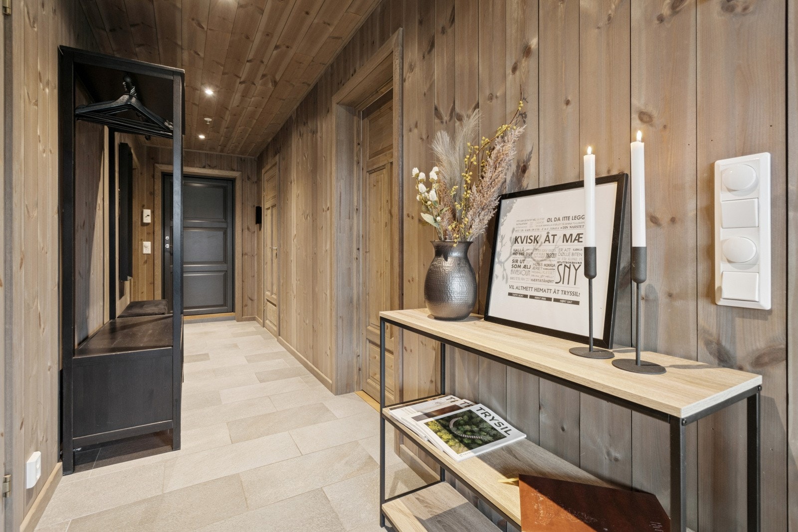 Med en gang du kommer innenfor døren merker du leilighetens gode og lune atmosfære. I tillegg ser du hvor velholdt og pent ivaretatt den er. Gangen har varmekabler under flisene som er forlengen fra standardlevereansen frem til stuen. Galleribilde