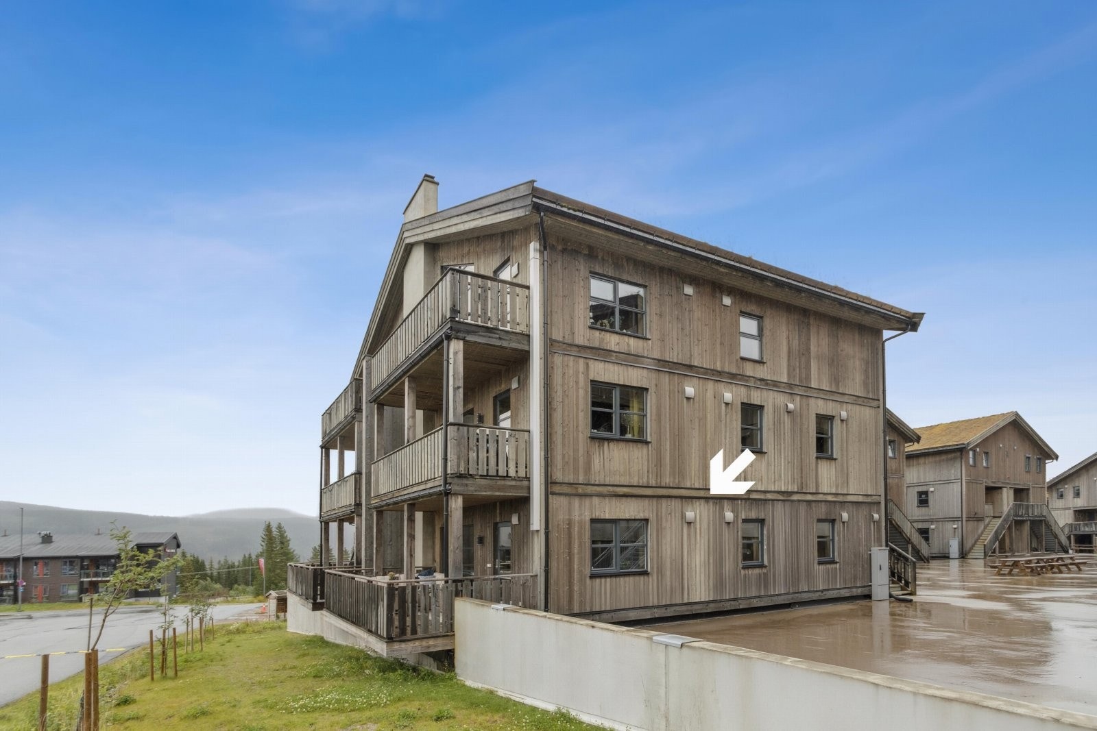 Leiligheten ligger godt plassert i høy første etasje som gir utsikt mot skianlegget og skjermet følelse. Galleribilde