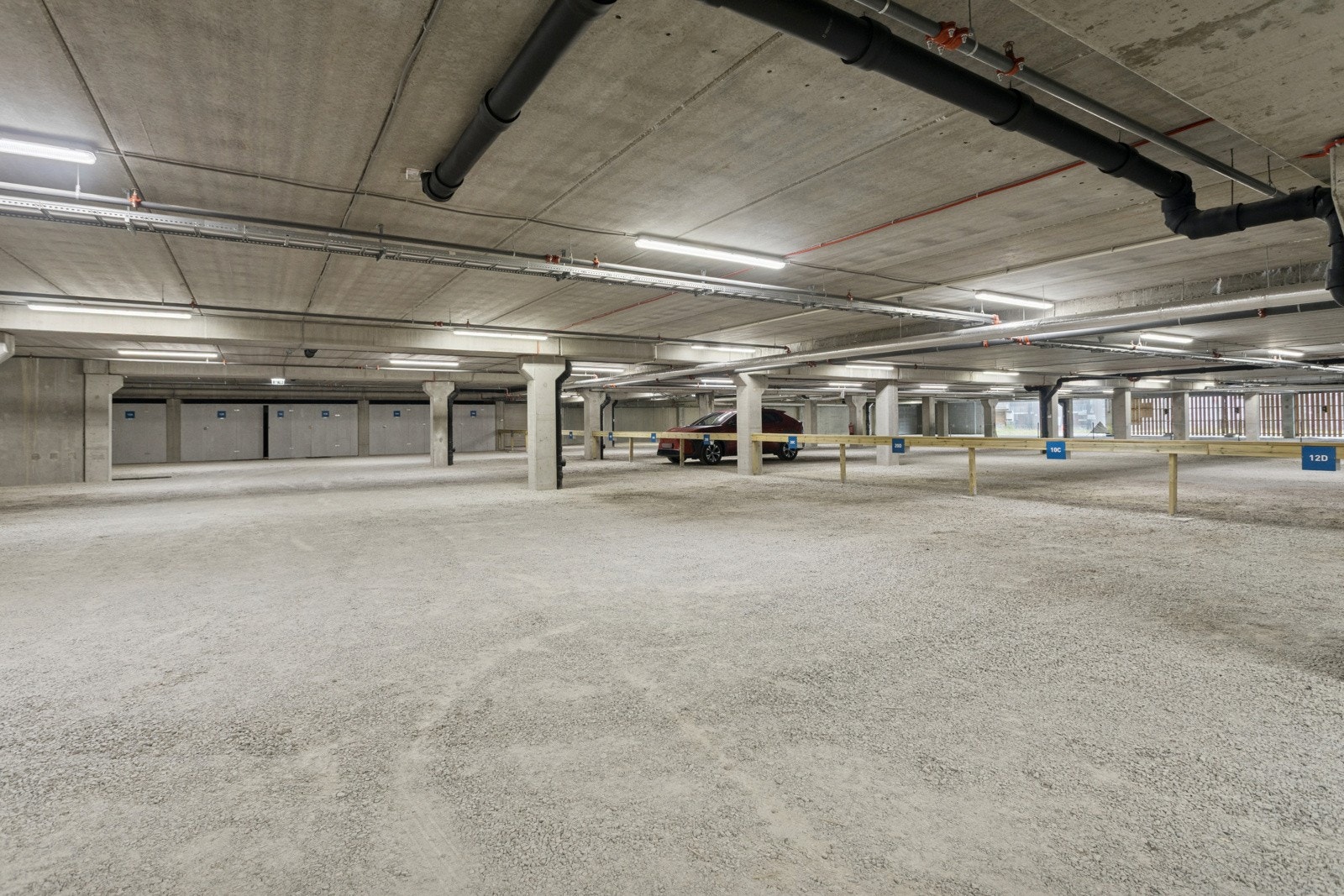 Leiligheten har tilhørende biloppstillingsplass i lukket garasjekjeller for sameiet. Enkel adkomst til og fra leiligheten på enden gir kort gangvei i det fri. Galleribilde