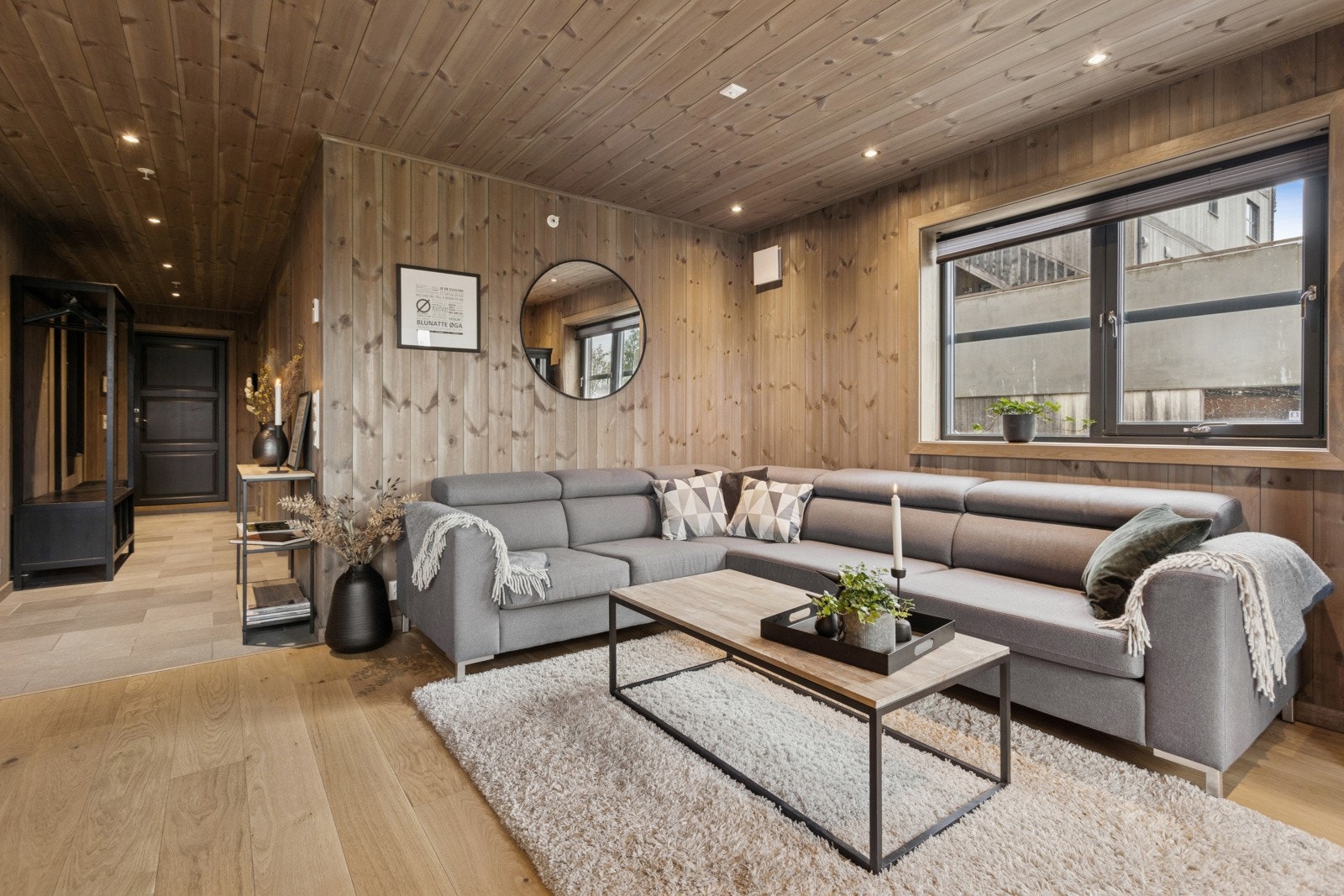 Her er det god plass for å innrede som du ønsker med sofagruppe, spisestue, vegghyller og skap. Galleribilde