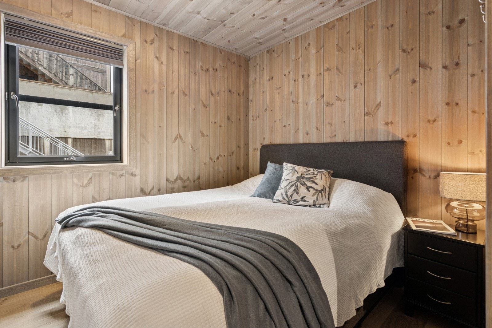 Leiligheten har tre soverom - hvorav dette hovedsoverommet som i dag er innredet med dobbeltseng, nattbord og oppbevaringsmøblement. Galleribilde