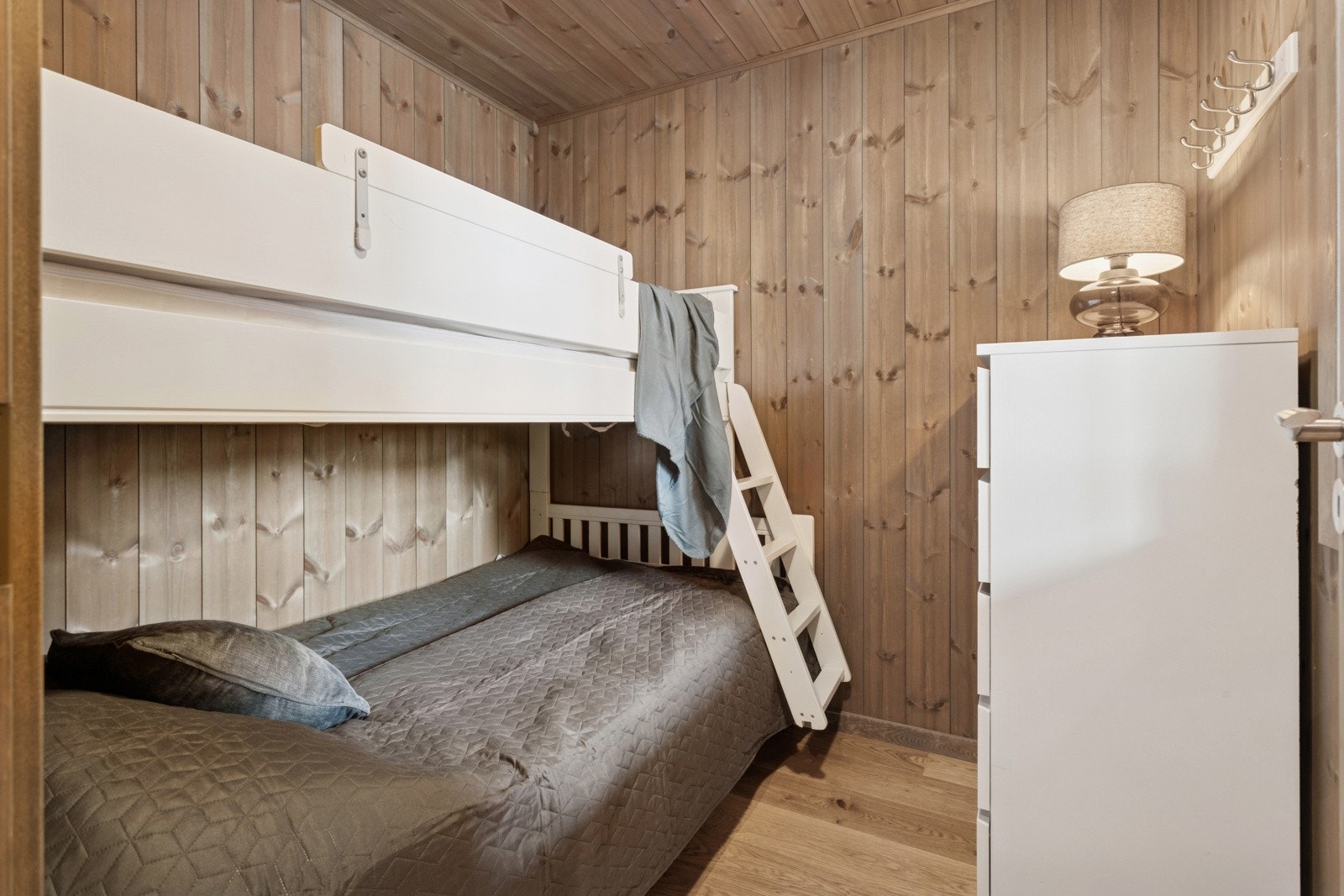 Soverom 3 har køyeseng med noe utvidet seng nederst. Galleribilde