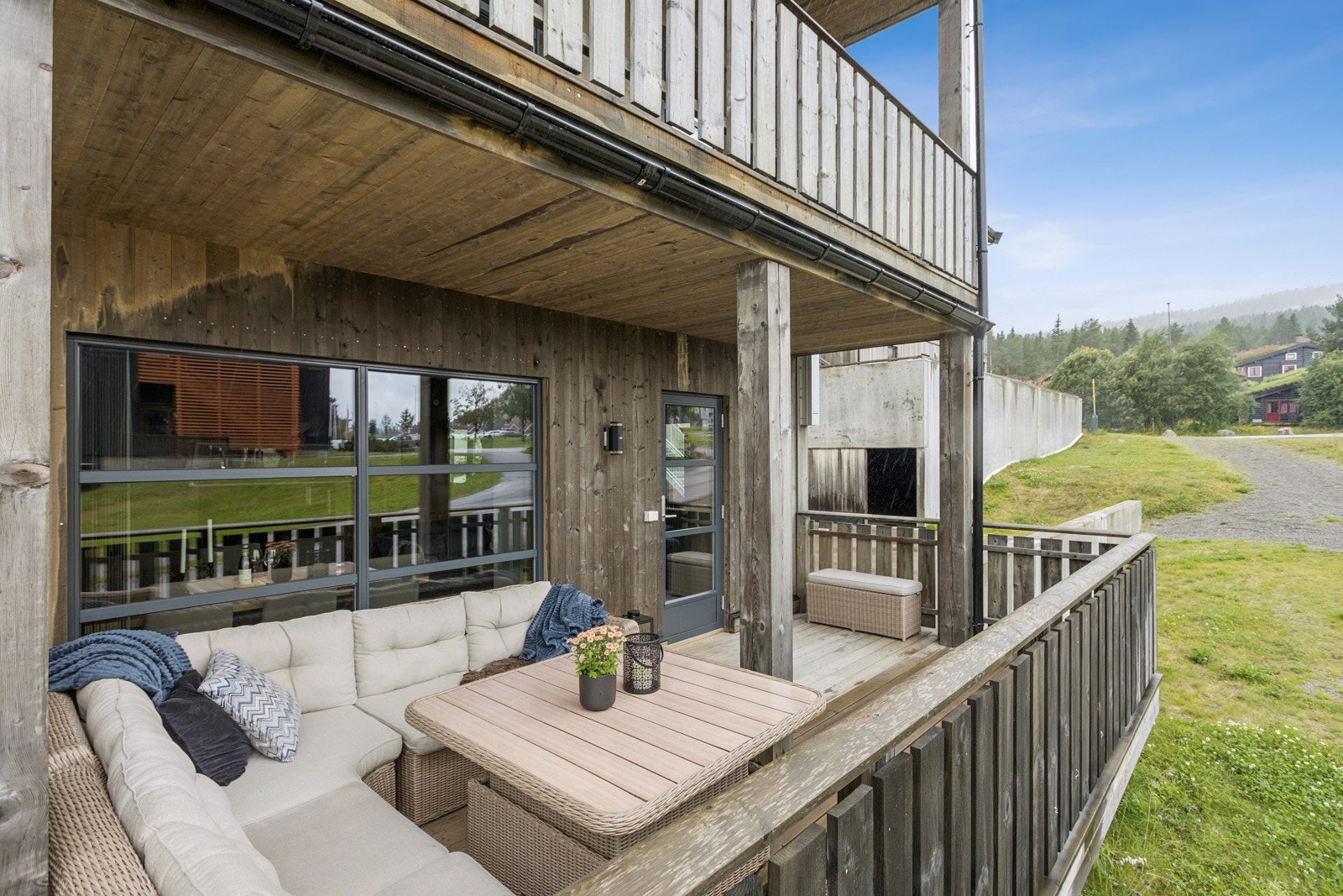 Utenfor stuen er det en romslig og fin balkong som er delvis overbygd. Her ute er det god plass for sittegruppe, utegrill og solskjerming Galleribilde