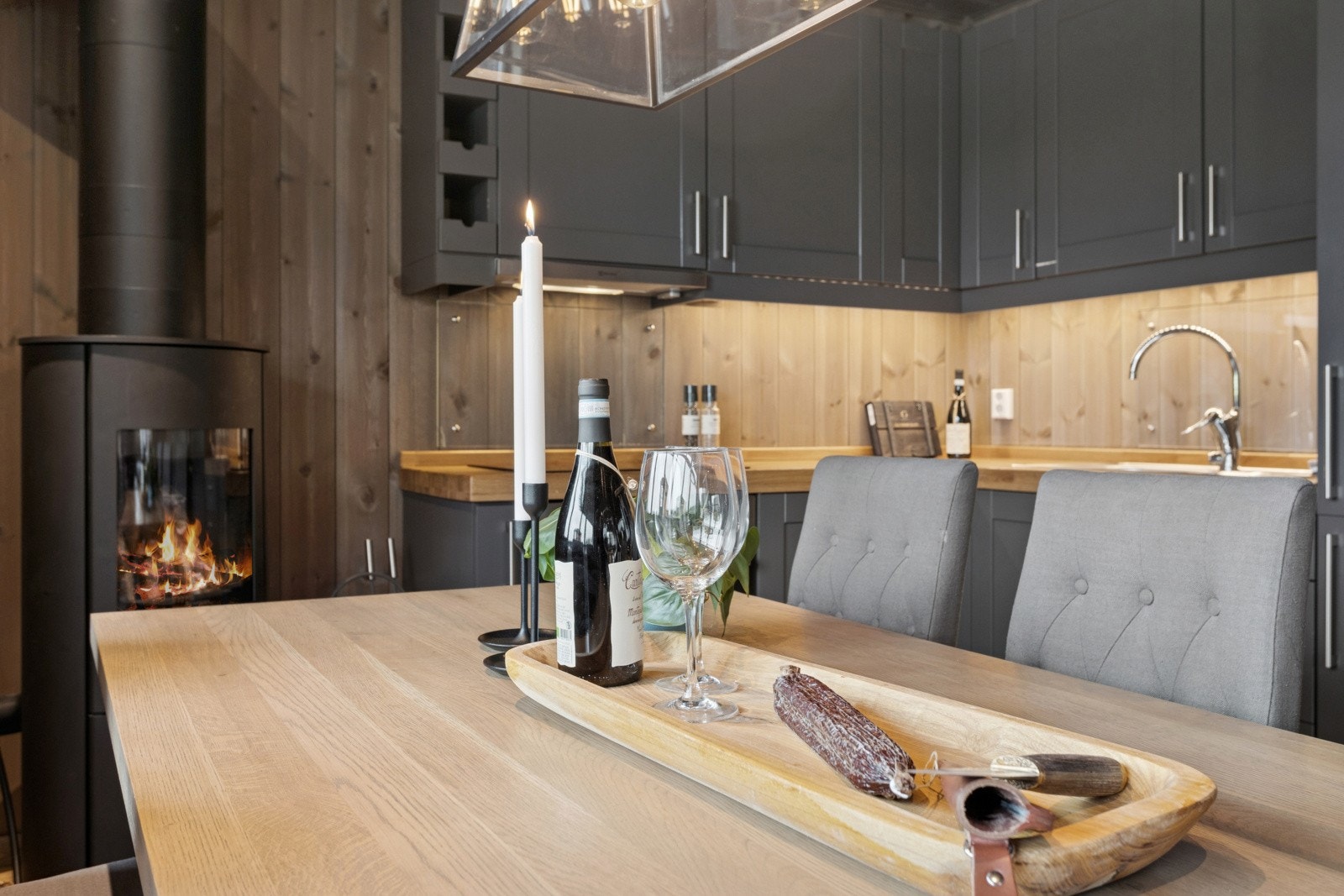 Ved spisestuen er vedovnen plassert og denne vil bidra til koselig stemning på mørke vinterkvelder. Galleribilde