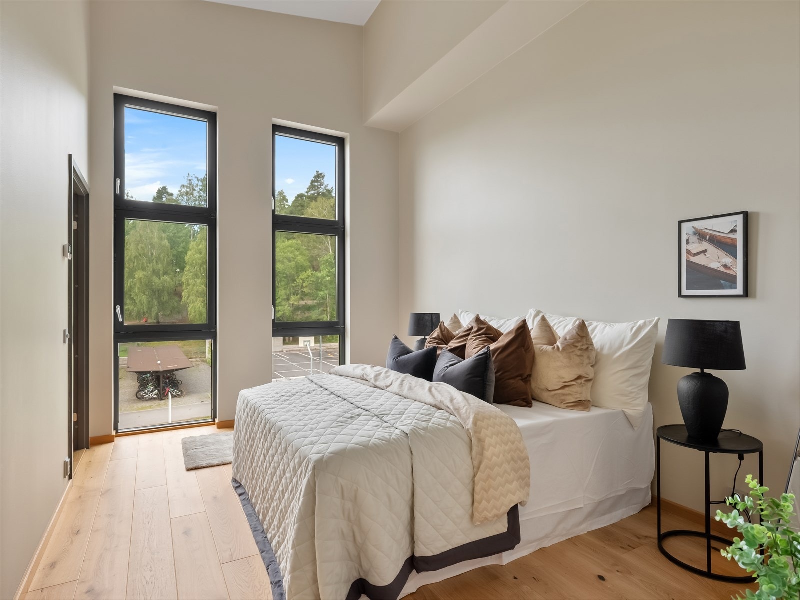 Soverom med flotte vinduer Galleribilde