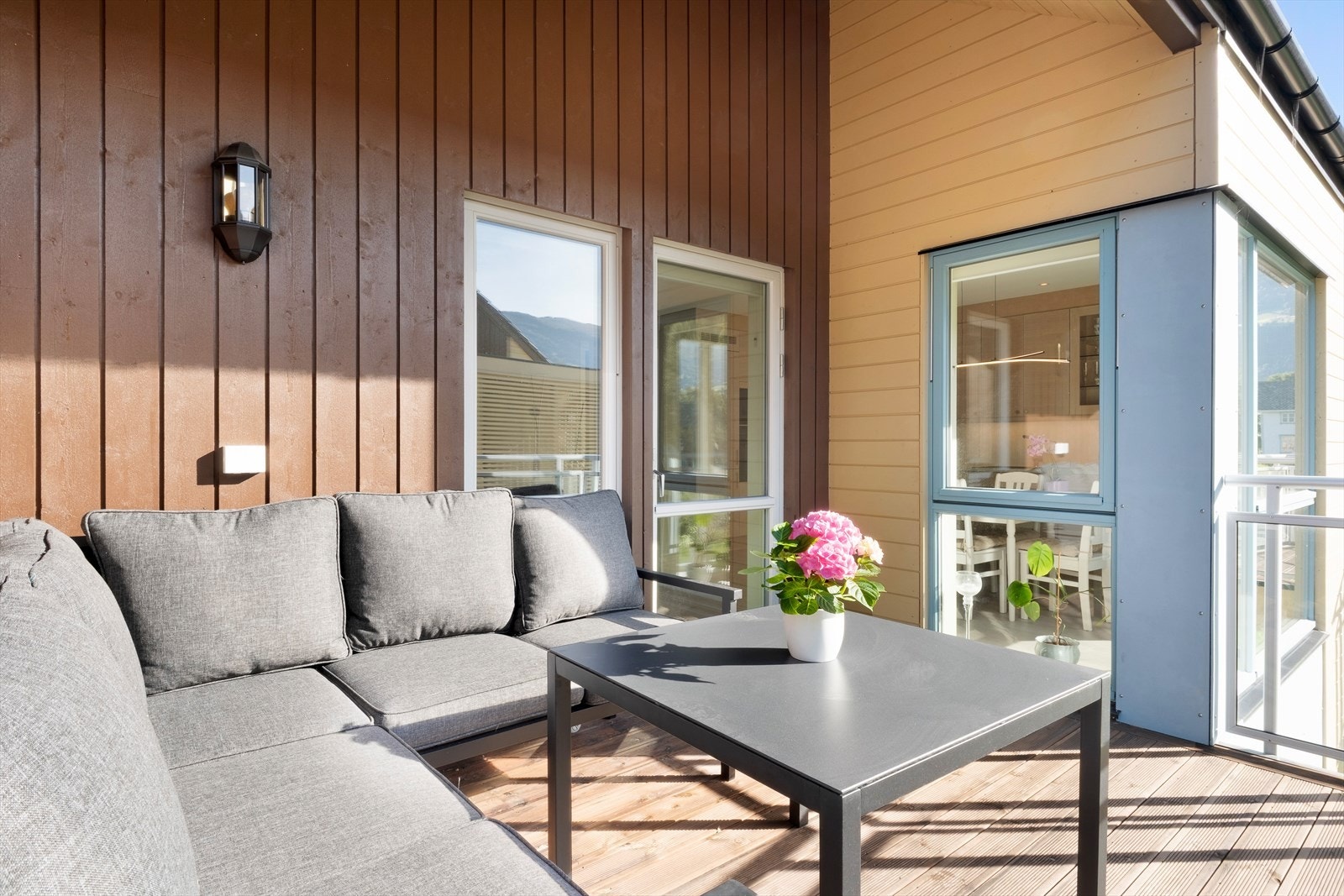 Utanfor stove er det ein balkong med plass til utemøblement. Galleribilde