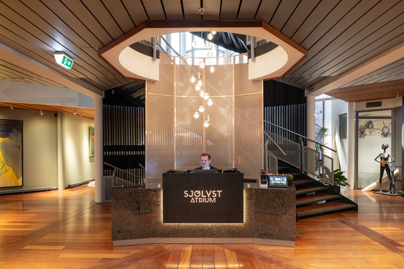 Betjent resepsjon med besøksregistrering Galleribilde