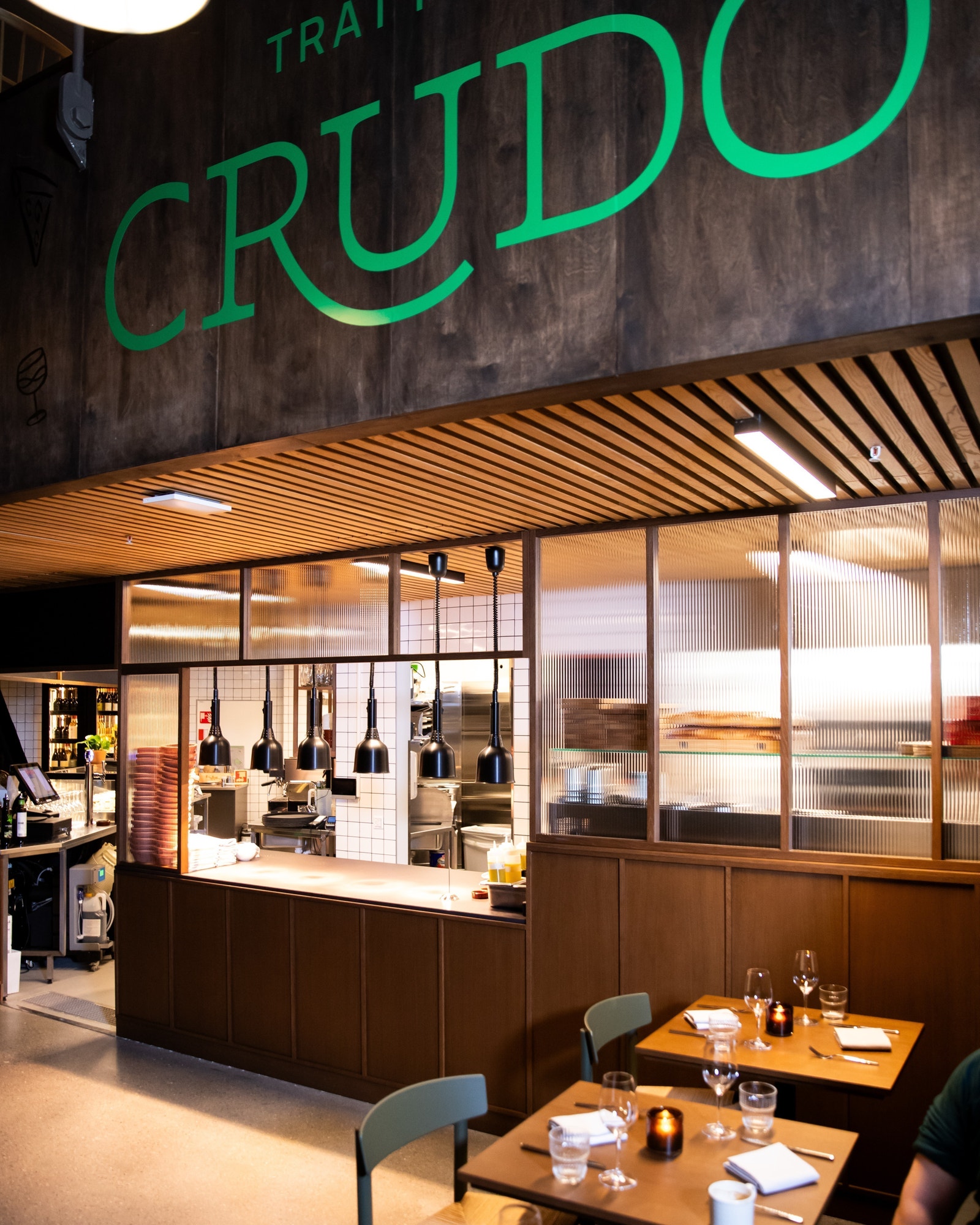 Restaurant i byggets 1. etg -Trattoria Crudo - italienske retter og egen pizzaovn, les mer på www.crudo.no Galleribilde