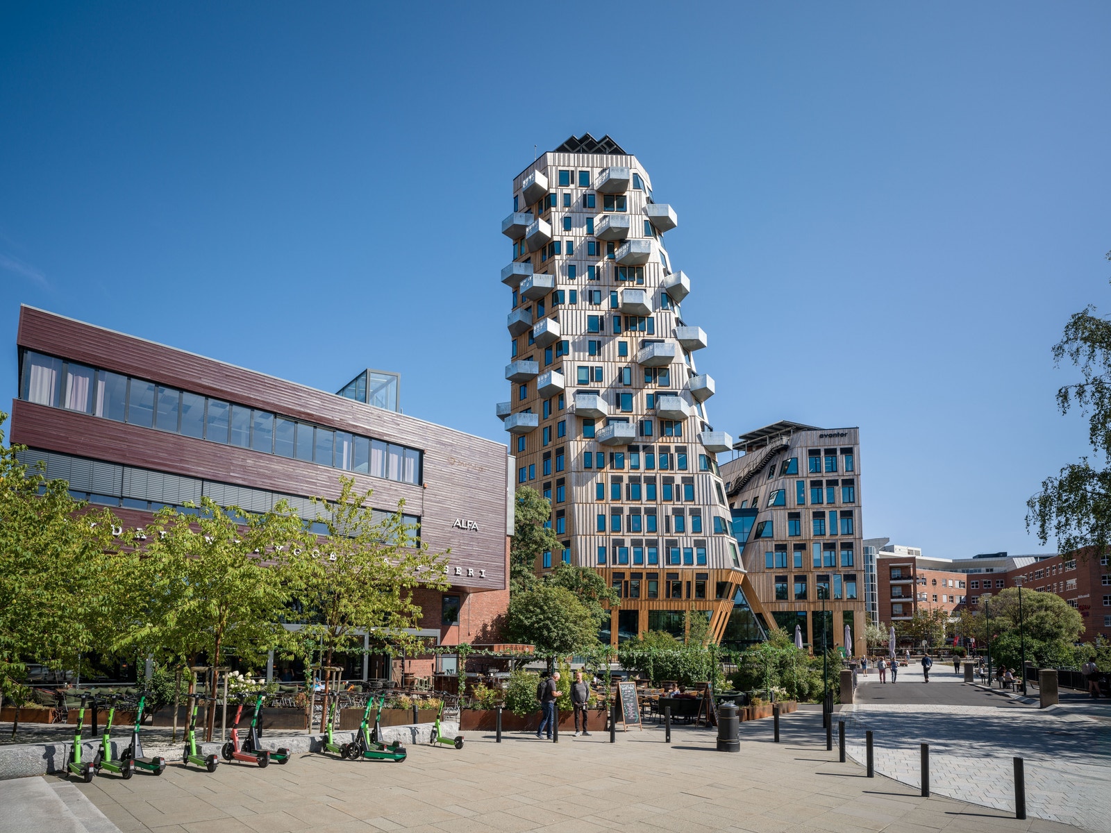 Bygget er plassert midt på Gullhaug Torg, med umiddelbar nærhet til Nydalen T-banestasjon, butikker og servicetilbud og Akerselva.
Foto: @knutneerland @magentfotografer Galleribilde