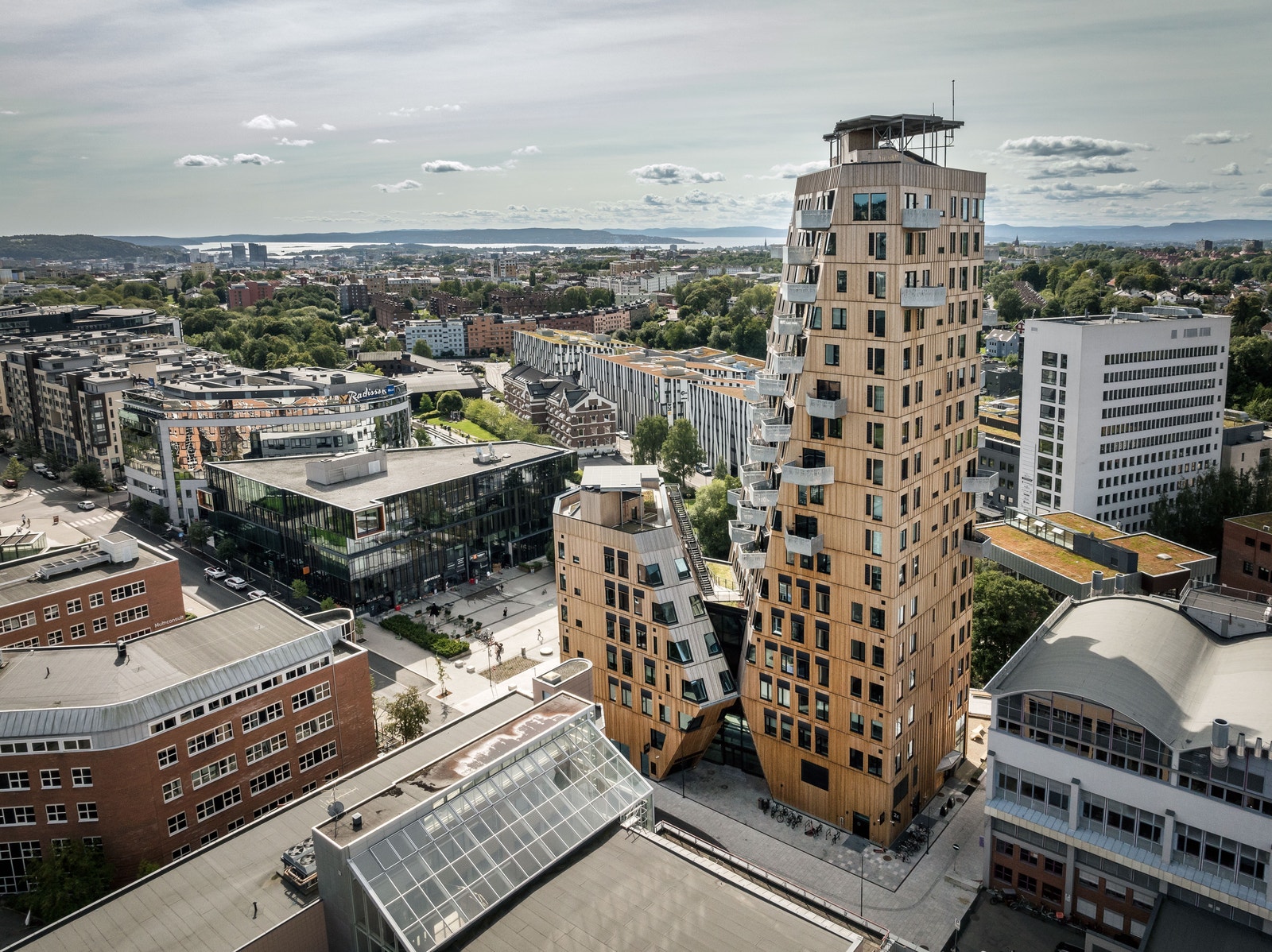 Det høye tårnet har næringslokaler opp til og med 7. etg. Vi har 6. etg i det høye tårnet ledig.
Foto: @knutneerland @magentfotografer Galleribilde