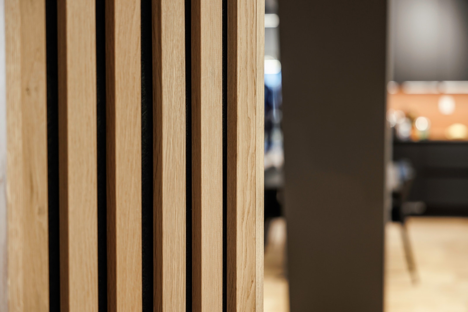 Meget høy kvalitet på materialvalg. Her vises vegger med trespiler som leveres i alle kontoretasjene.
Foto: @knutneerland @magentfotografer Galleribilde