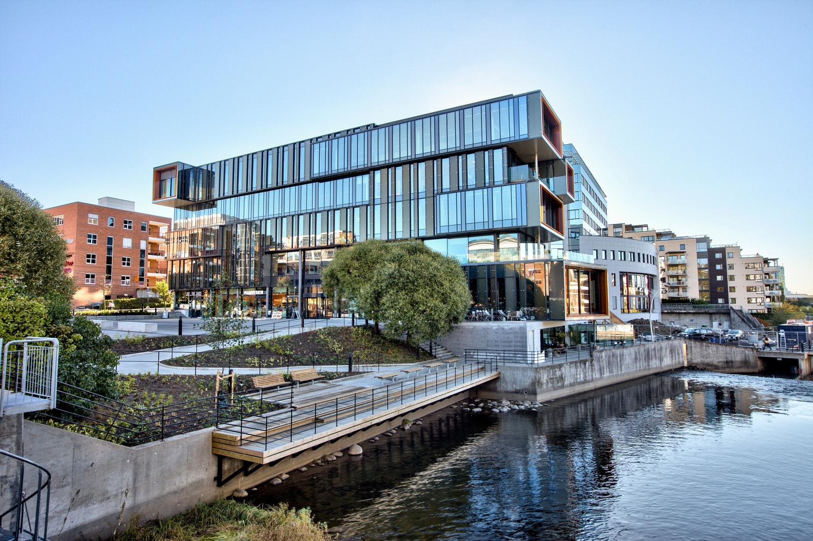 Torgbygget er nærsenteret i Nydalen hvor du finner hotell, restauranter, cafeer, dagligvare, apotek, vinmonopol, frisør, tannlege, medisinsk senter m.m. Galleribilde