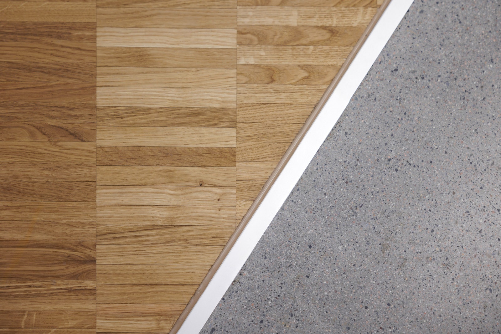 Gulvene leveres med slipt betong og parkett.
Foto: @knutneerland @magentfotografer Galleribilde