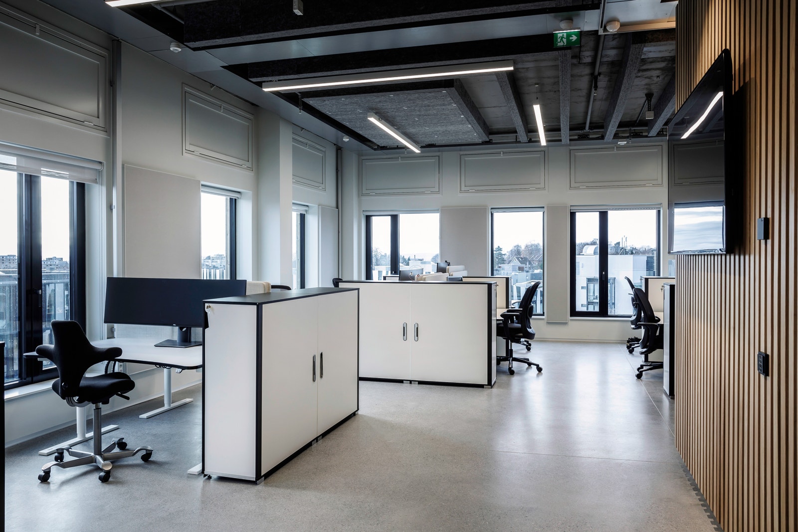 Arbeidsplasser i åpen løsning. Referansebilde fra annen leietaker i bygget. Åpne arbeidsplasser. Foto: @knutneerland @magentfotografer Galleribilde