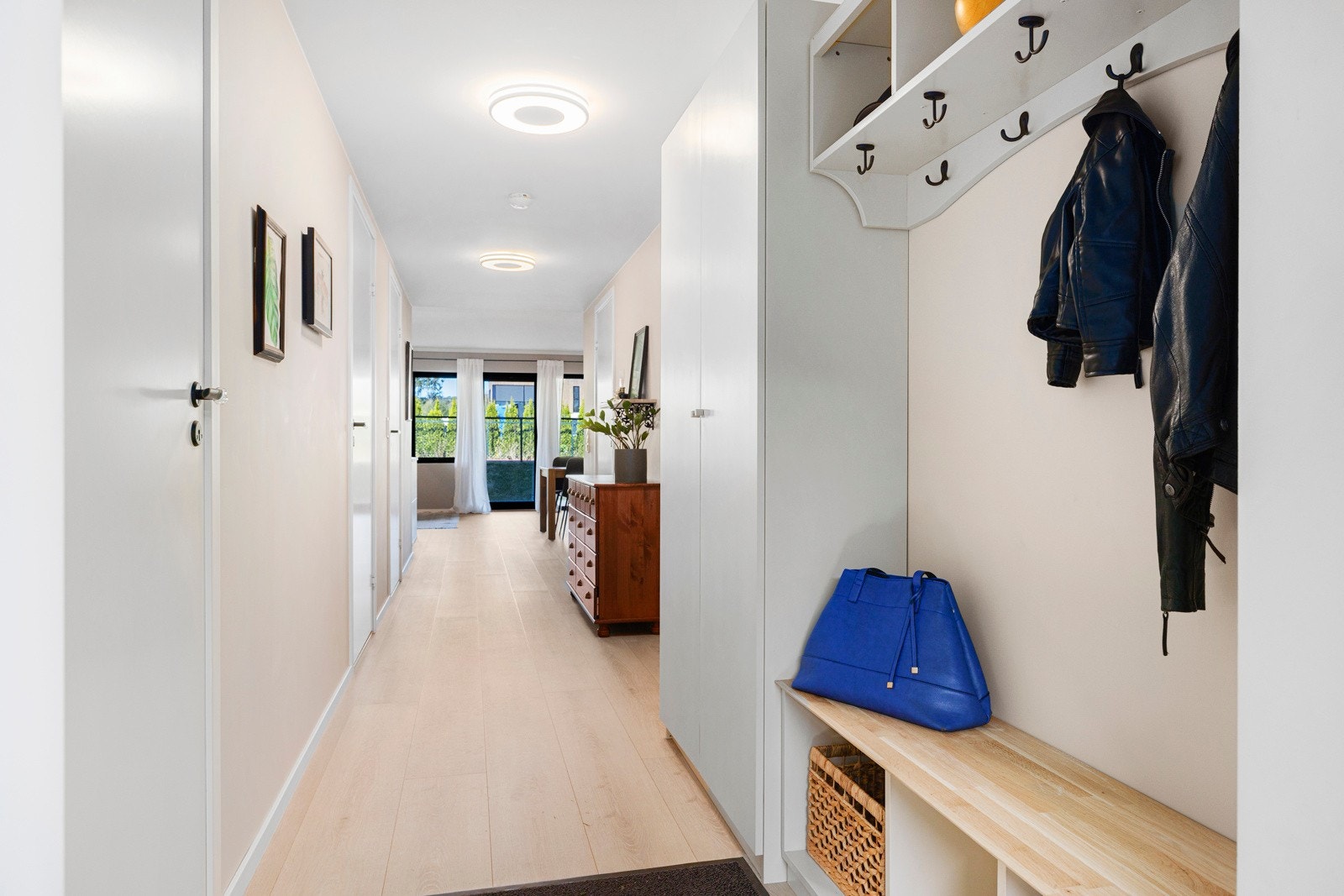 Trivelig entré med stort garderobeskap som sørger for en ryddig oppbevaring av sko og yttertøy. Galleribilde