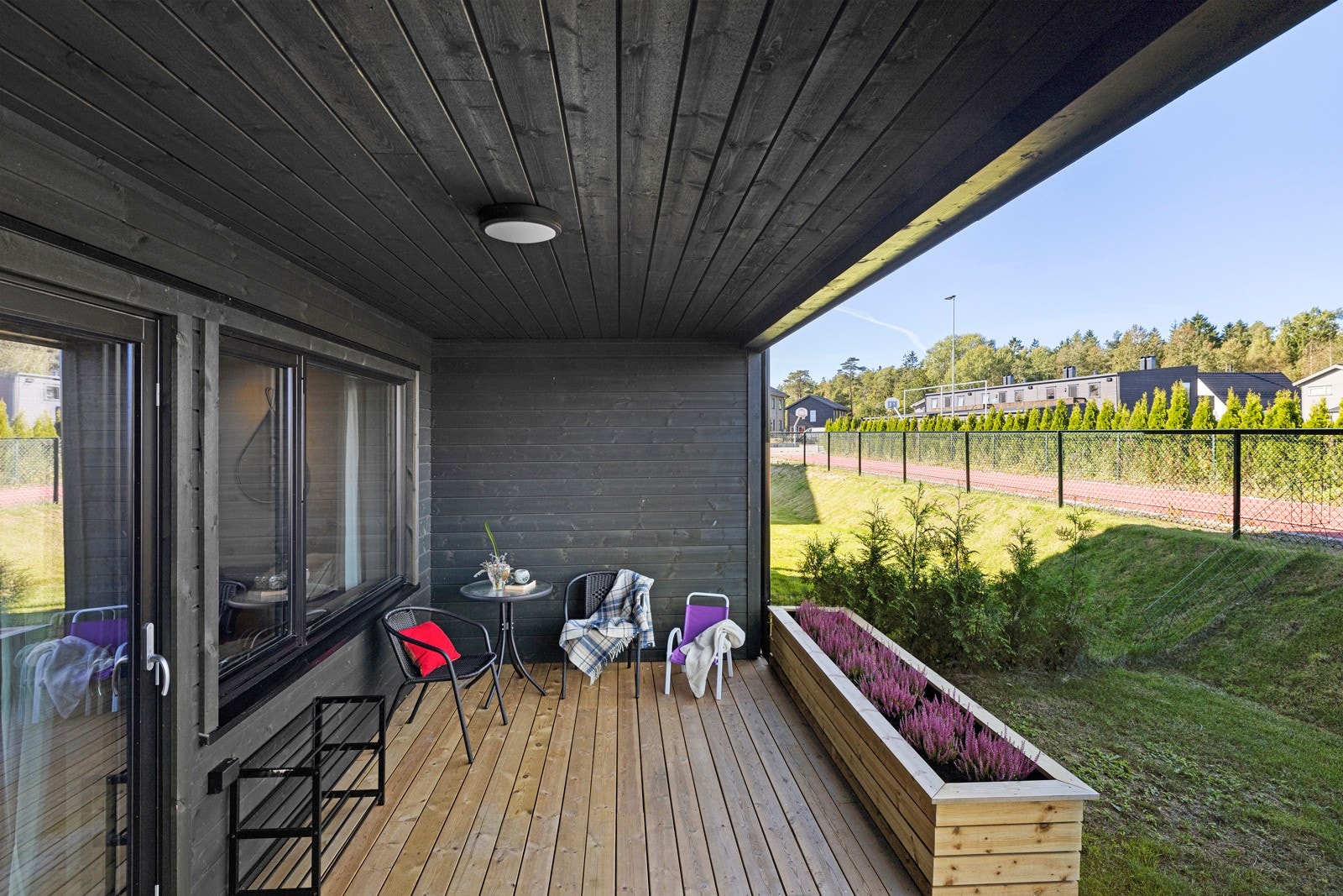 Terrassen er takoverbygget slik at du kan sitte ute selv om det kommer en regnskur. Galleribilde