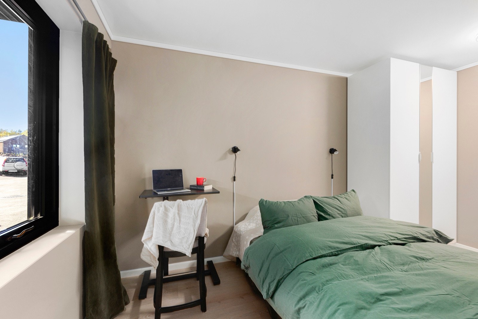 Hovesoverommet har god plass til dobbeltseng og garderobeskap. Galleribilde