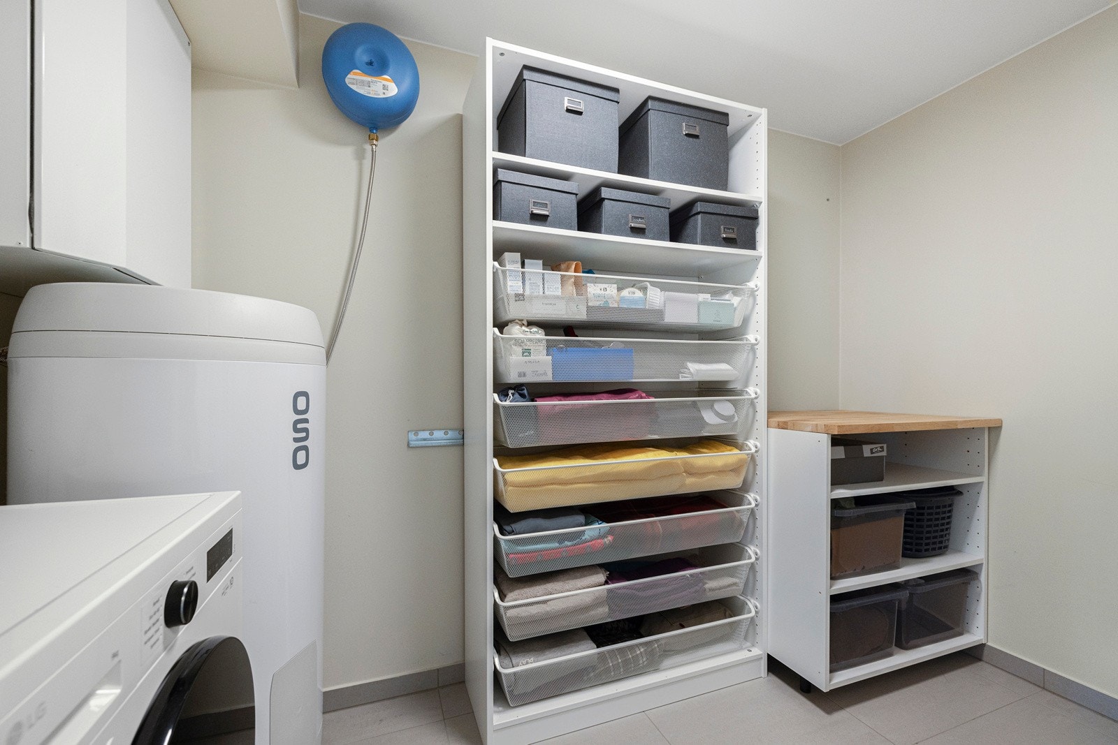 Praktisk vaskerom med opplegg til vaskemaskin, tørketrommel, samt garderobeløsning. Galleribilde