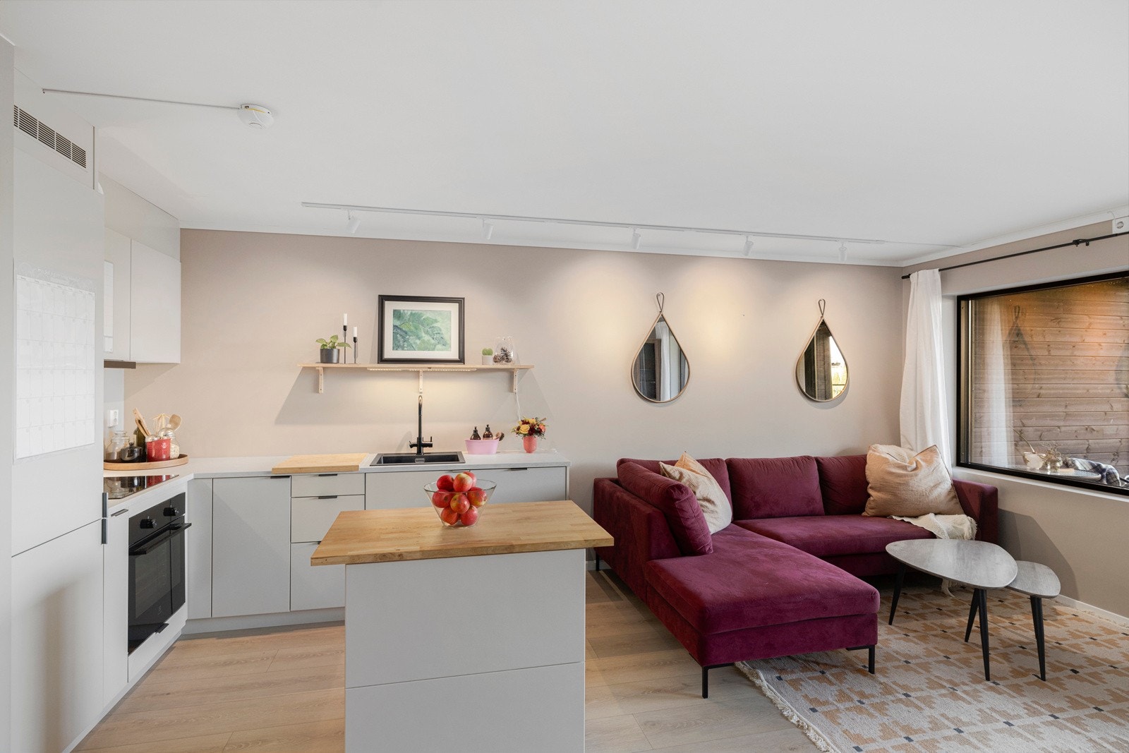 Kjøkkenet har moderne innredning med slette fronter og integrerte hvitevarer. Dette er et kjøkken vi tror du kommer til å glede deg over å ta i bruk. Galleribilde