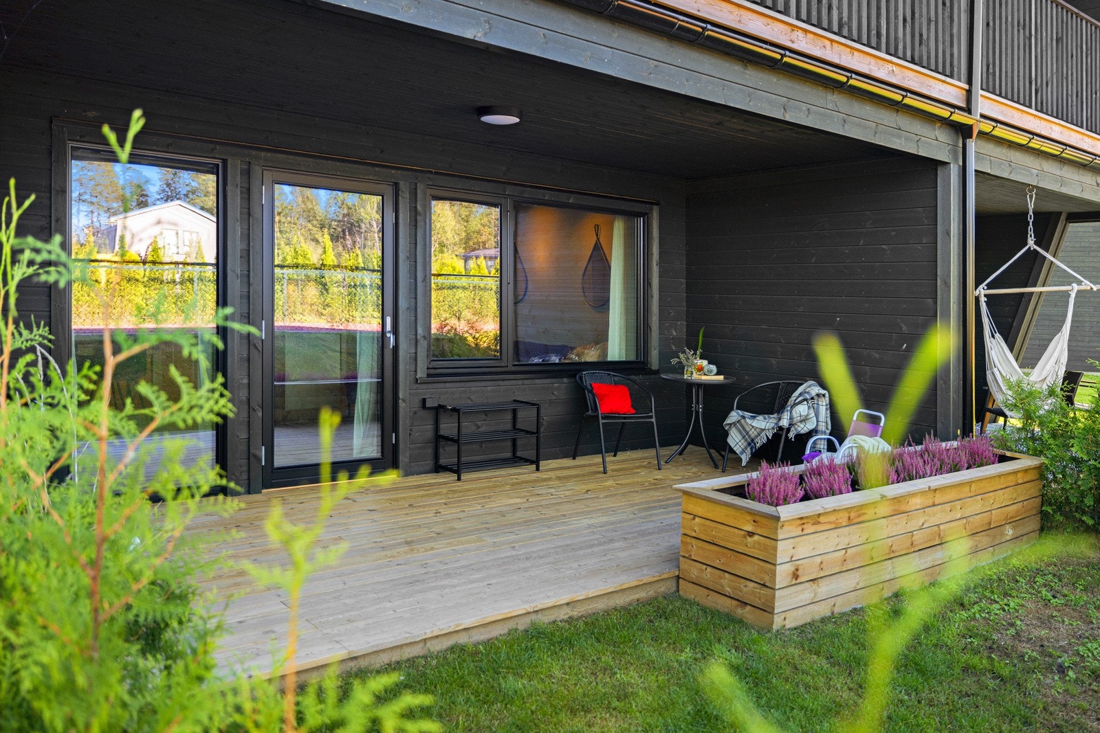 Koselig liten hageflekk ved terrassen. Galleribilde