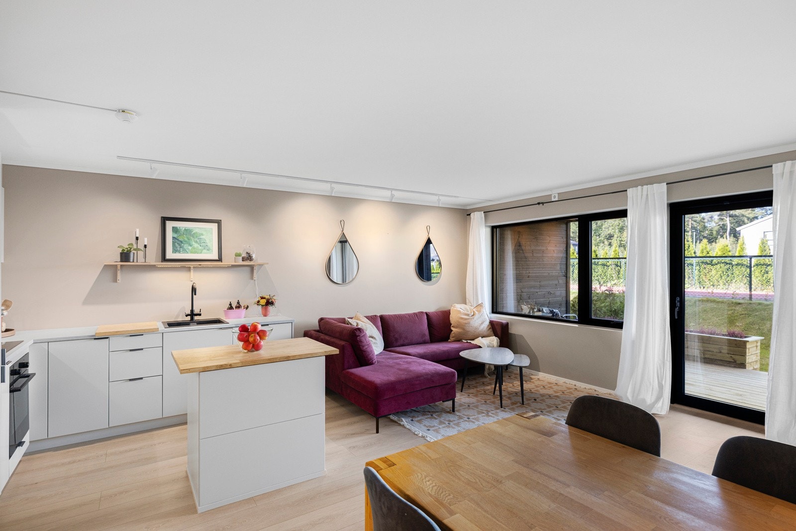 Stua og kjøkkenet ligger i åpen løsning. Galleribilde