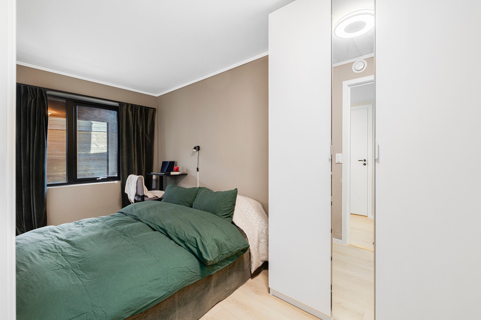 Soverommene vender ut mot rolige omgivelser Galleribilde