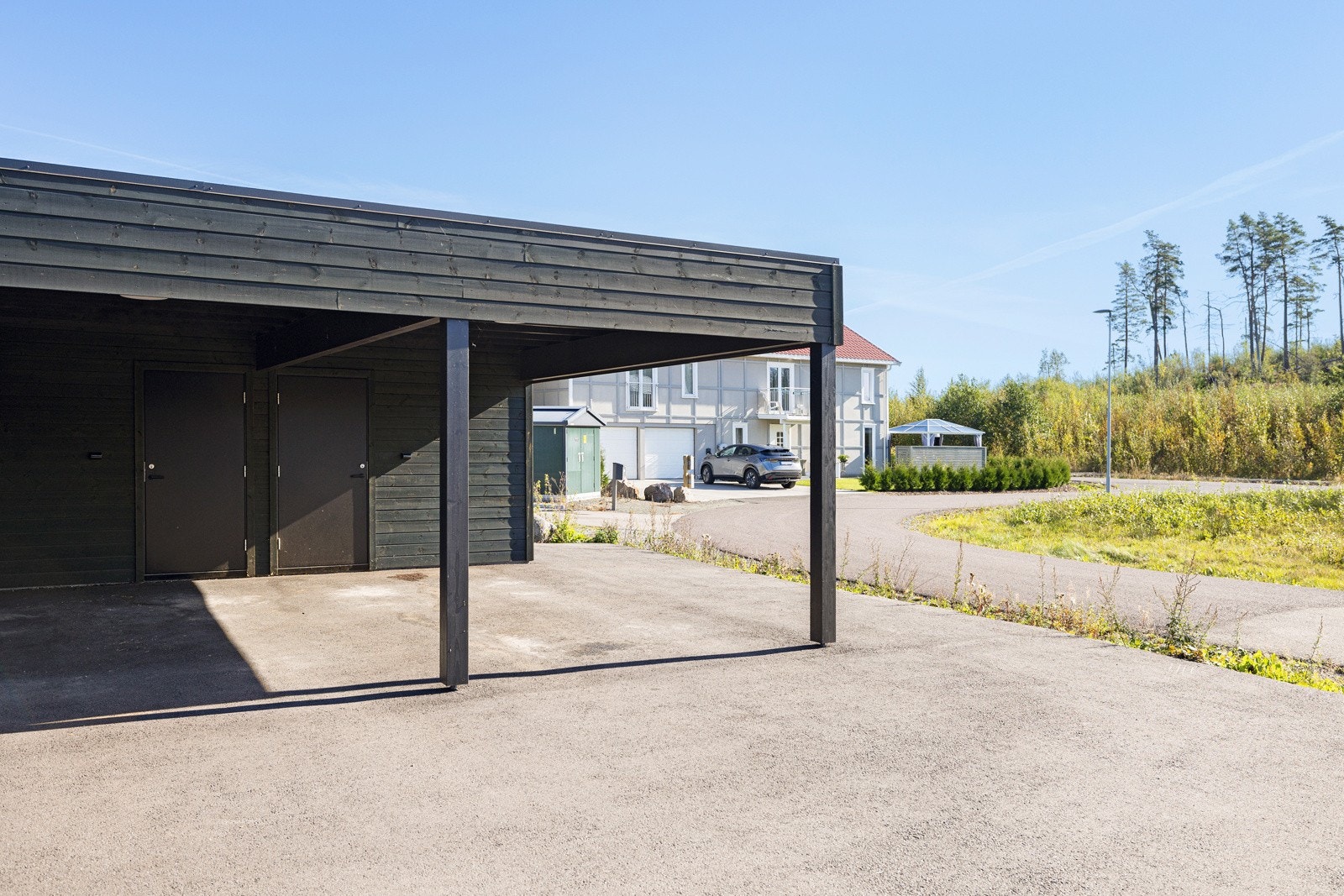 Leiligheten disponerer en carport med tilhørende bod i bakkant. Galleribilde