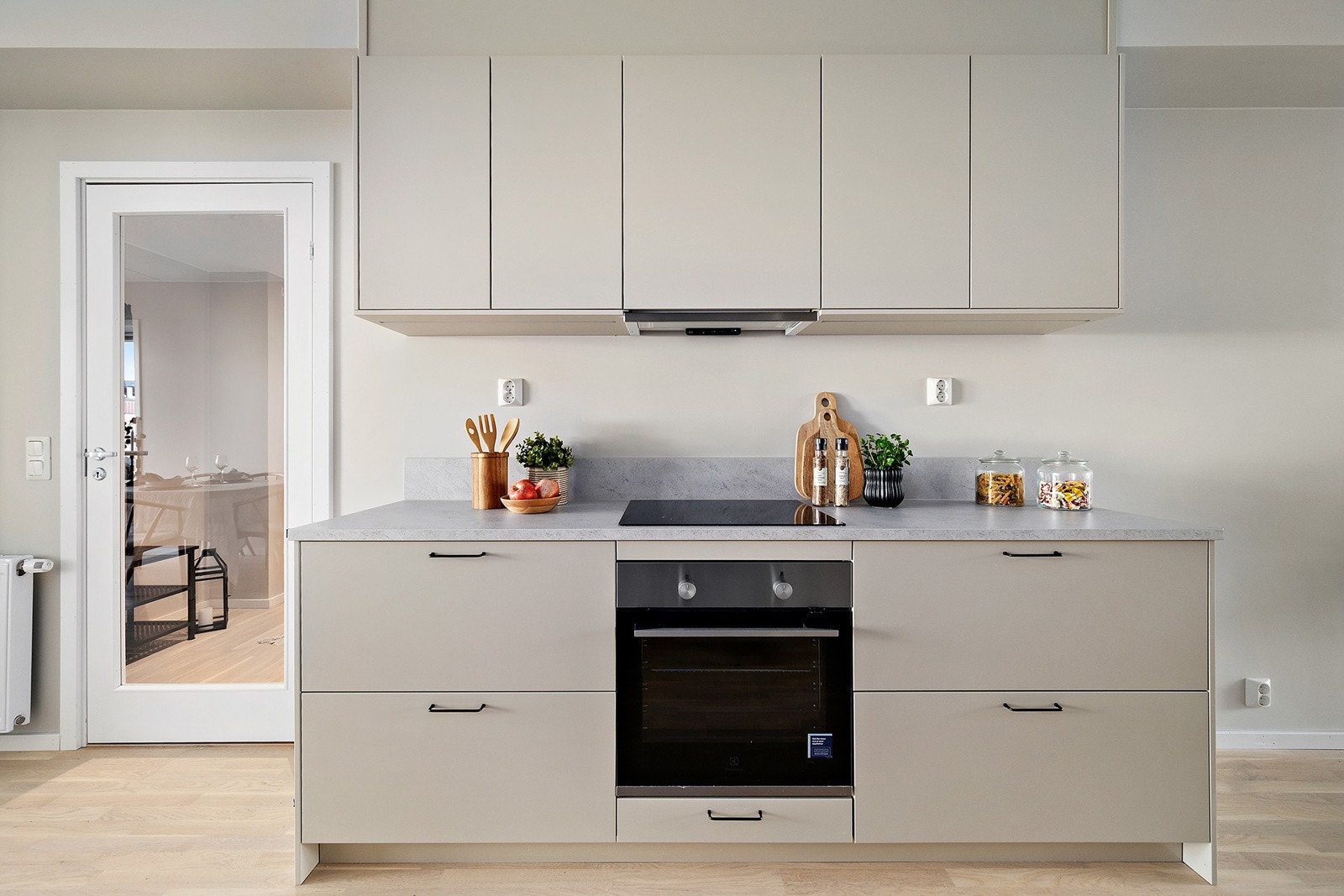 Kjøkkeninnredning med slette fronter og laminat benkeplate. Galleribilde