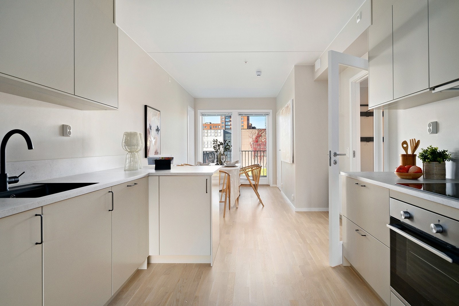 Kjøkken med integrerte hvitevarer. Galleribilde