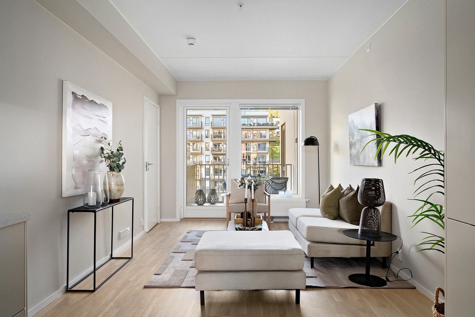 Stue med generøs takhøyde på ca. 2,60. Galleribilde