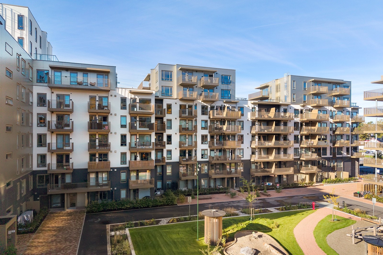 Fellesarealer er meget pent opparbeidet med sittegrupper, lekeplass, bordtennis bord og beplantning. Galleribilde