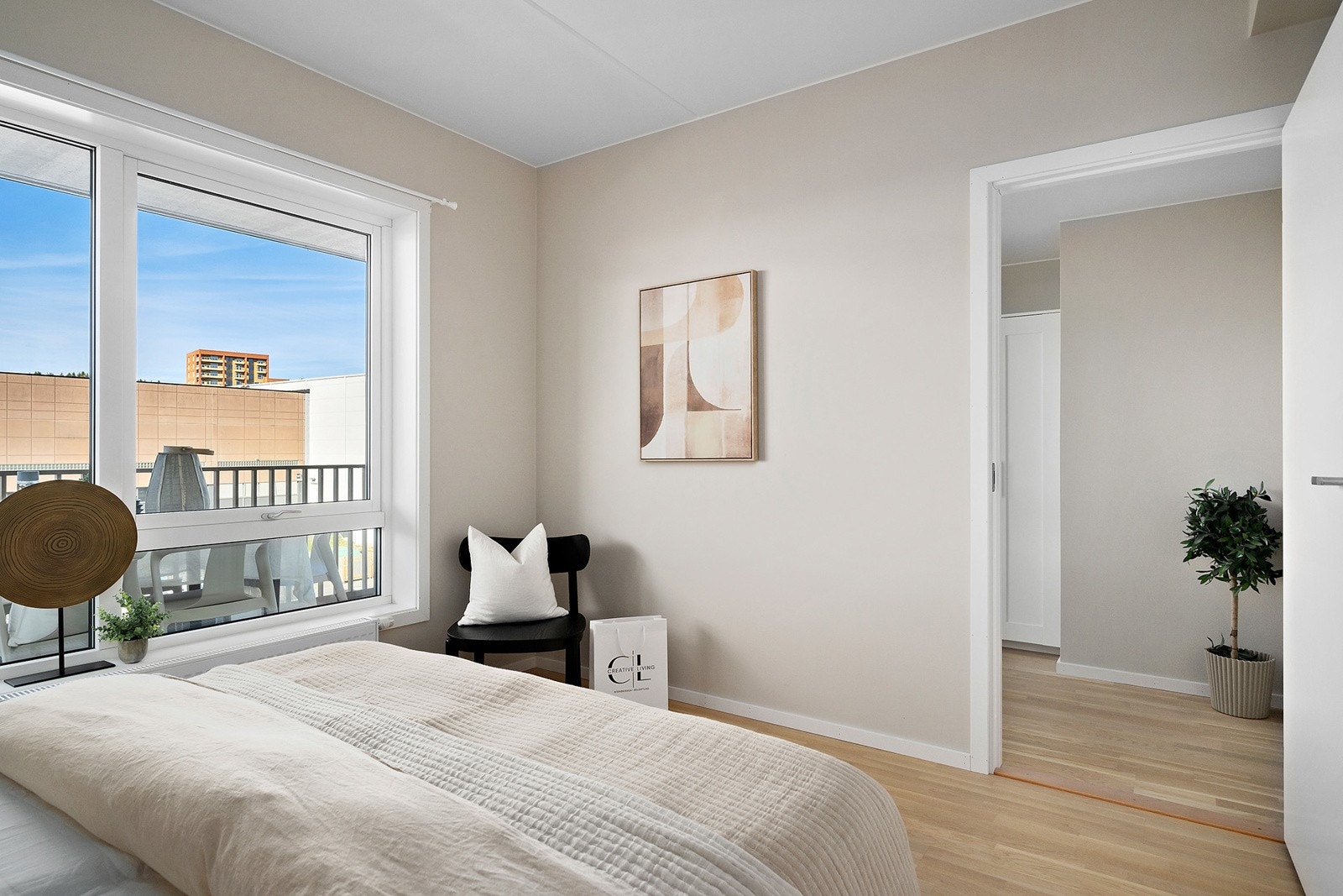 Hovedsoverom med inngang til omkledningsrom. Galleribilde