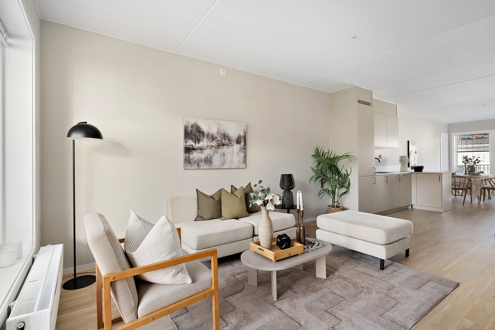 Stue med parkett på gulv, og malte veggoverflater. Galleribilde