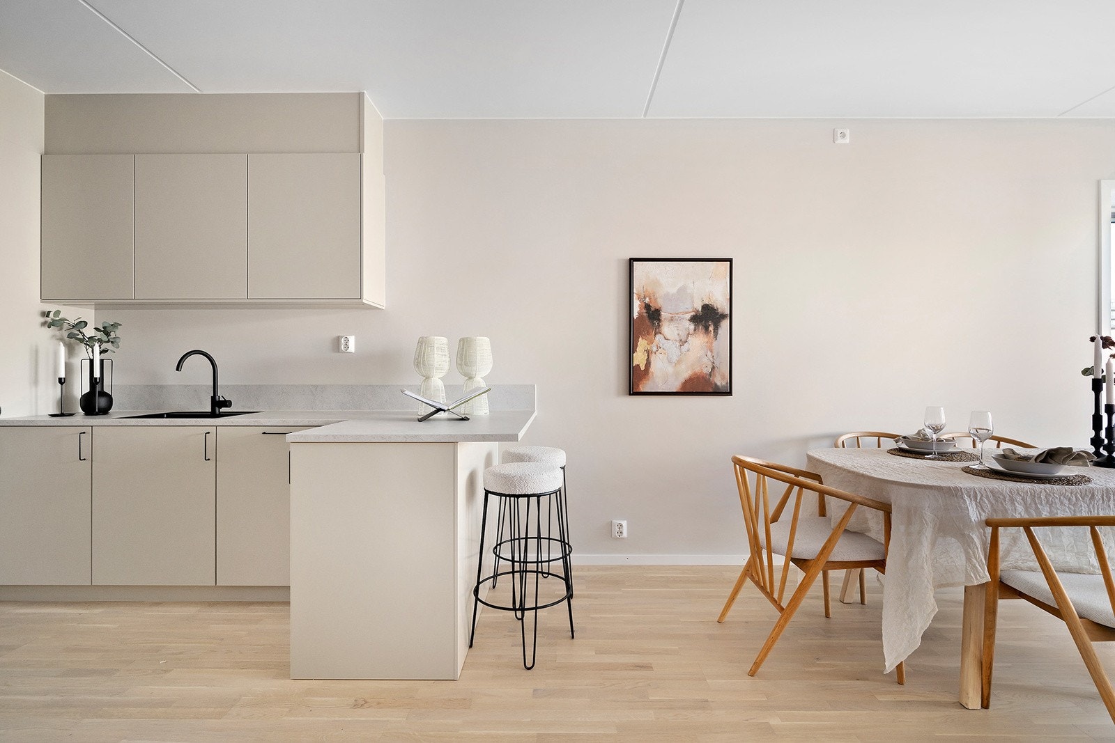 Kjøkkeninnredning med godt med benke- og skapplass. Galleribilde