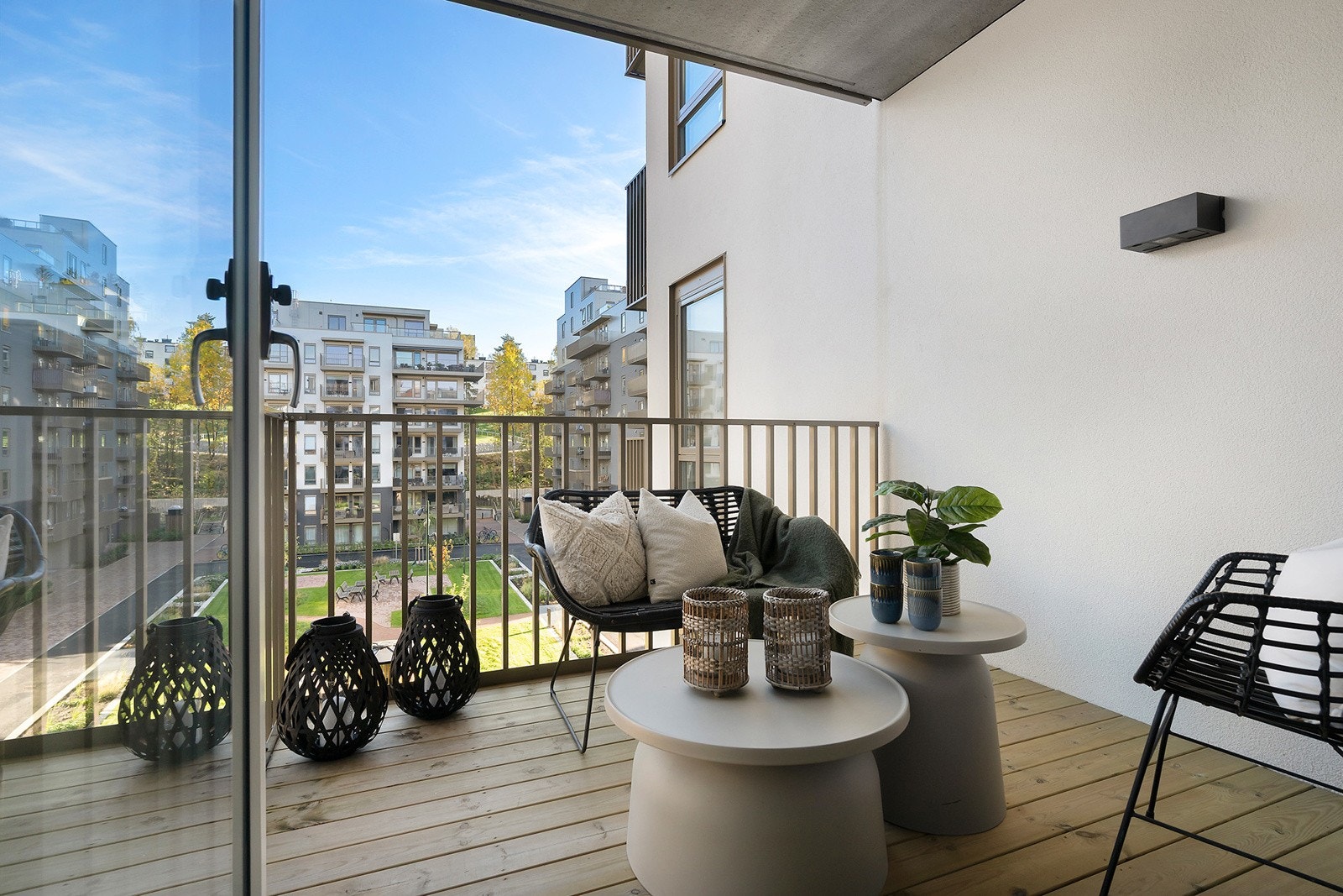 Balkong på 6m² som vender mot grønt gårdsrom. Galleribilde