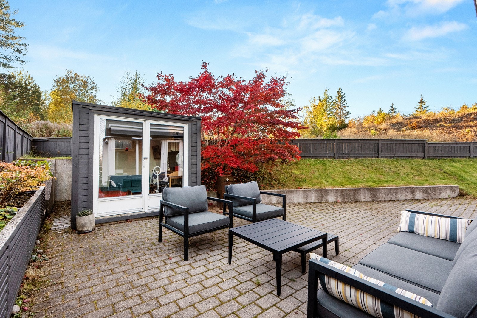 Hyggelig hagehus på tomten Galleribilde