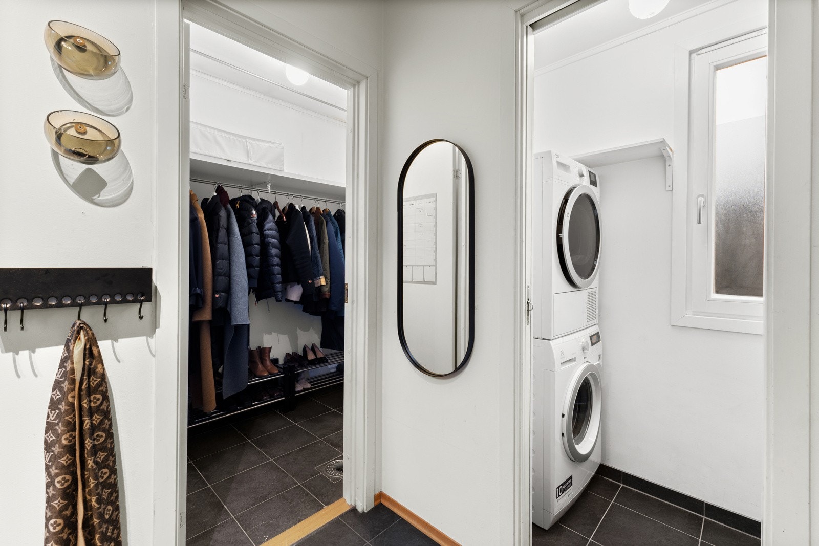 Fra gang har du også adkomst til seperat vaskerom og walk inn skap for ytterklær Galleribilde